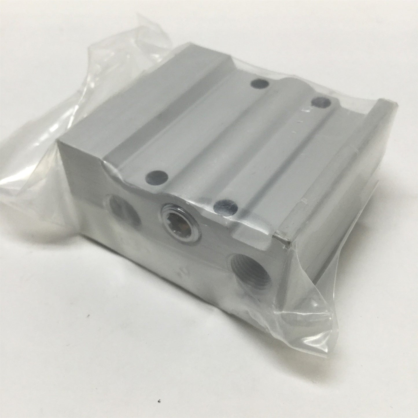 New SMC SS5Y3-41-03-C6 Bar Stock Manifold SY3000 Solenoid Valves 3-Station, 6mm