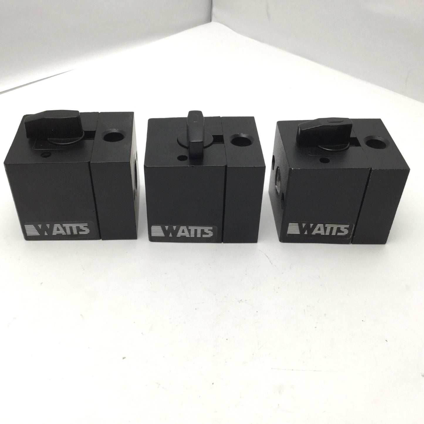 Used Lot Of 3 Watts AKV105-04 M1 1/2" NPT Lockout Tagout Shut Off Valves 300Psi Max