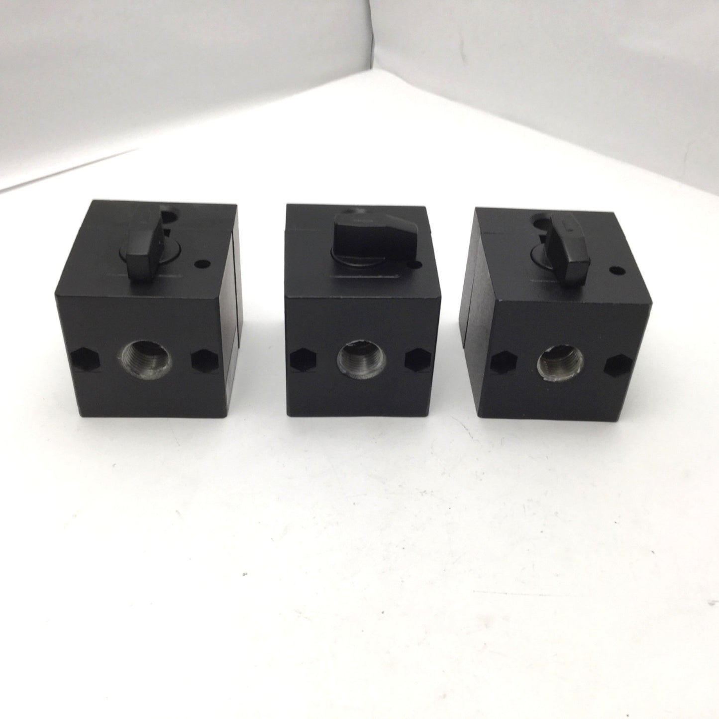 Used Lot Of 3 Watts AKV105-04 M1 1/2" NPT Lockout Tagout Shut Off Valves 300Psi Max