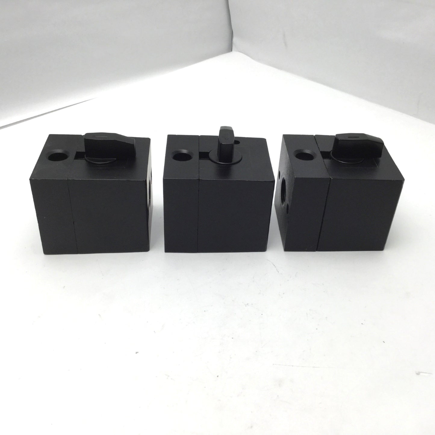 Used Lot Of 3 Watts AKV105-04 M1 1/2" NPT Lockout Tagout Shut Off Valves 300Psi Max