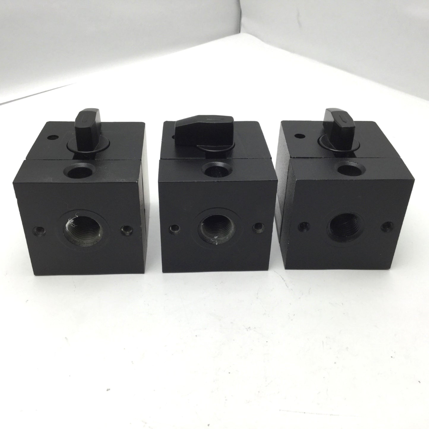 Used Lot Of 3 Watts AKV105-04 M1 1/2" NPT Lockout Tagout Shut Off Valves 300Psi Max