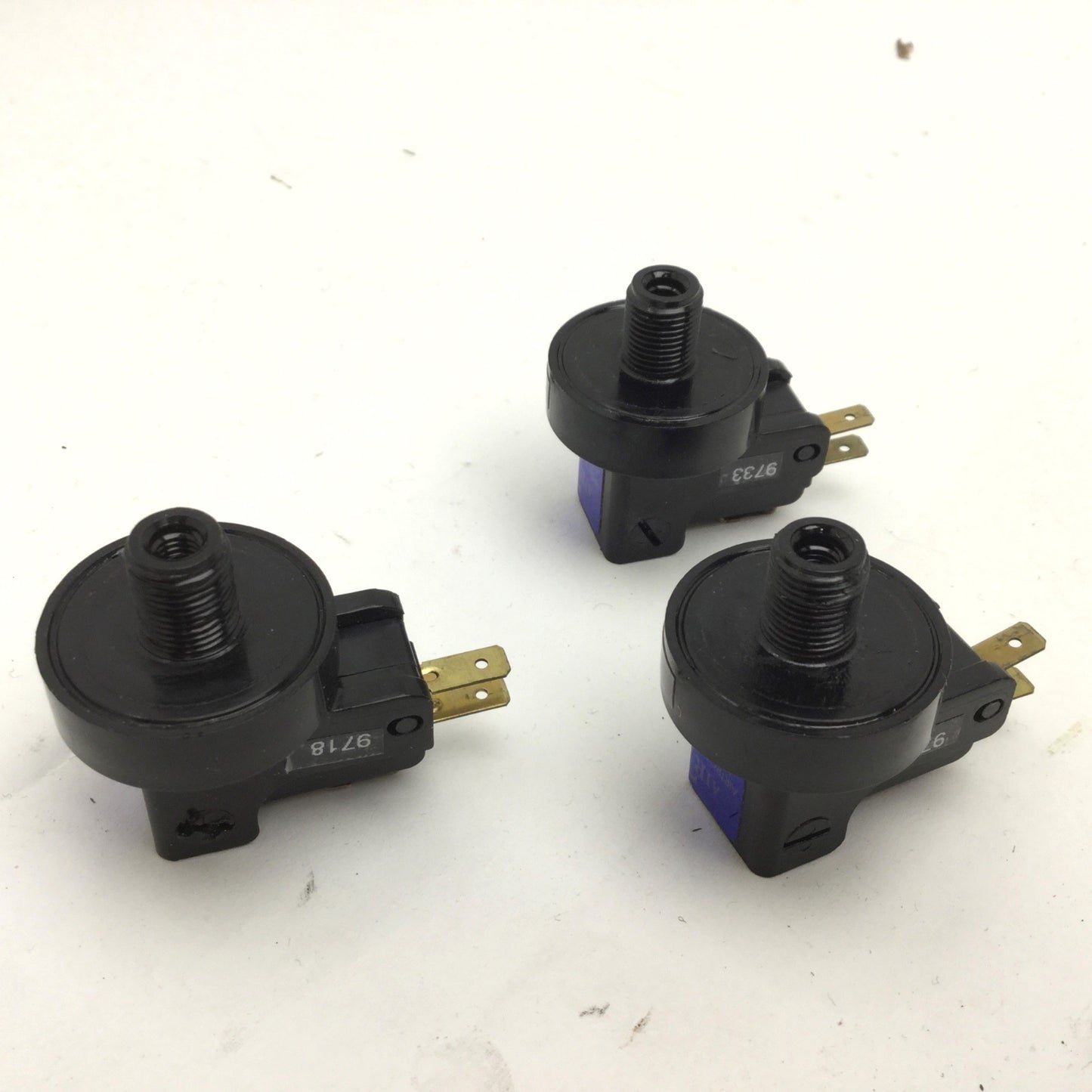 Used Lot of 3 Airtrol AT-1004-1.5 Pressure Switch, 1.5"WC SPDT, 1NC 1NO, 1/8" NPT