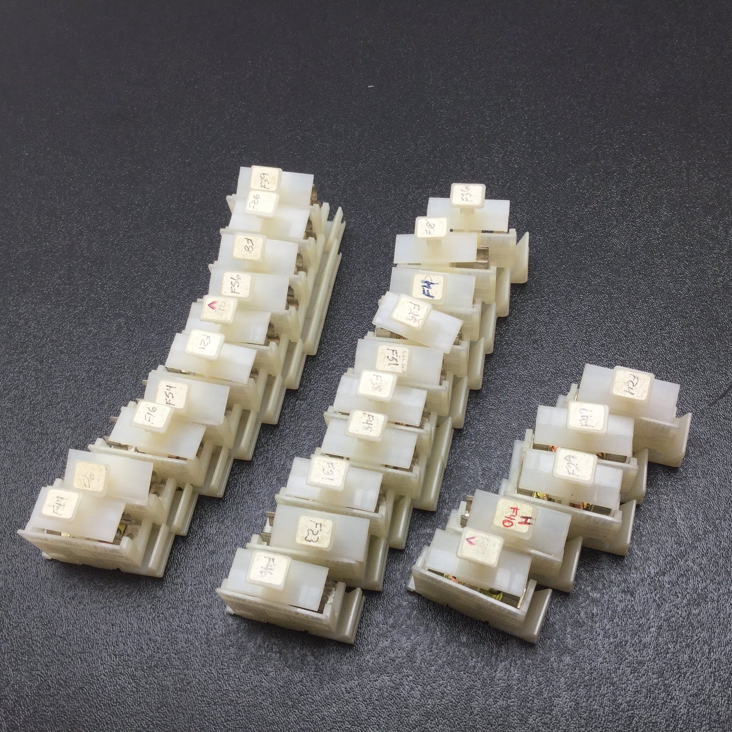 Used Lot of 25 Square D 9080 GF6 Fuse Holder Terminal Block, Rating: 600V 30A