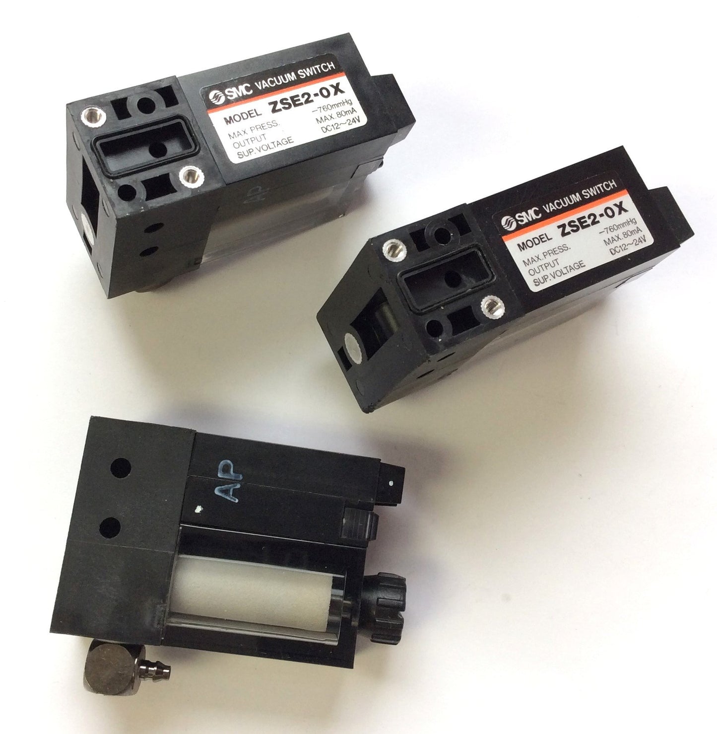 Used Lot of 3 SMC ZSE2-0X Vacuum Switch 12-24VDC, Output: 80mA Max, Pressure -760mmHg