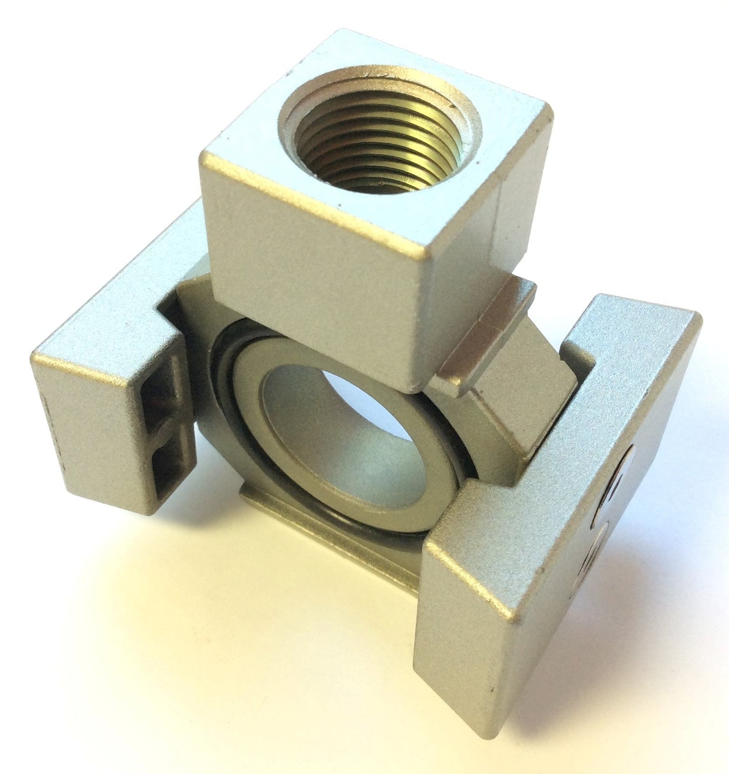 New – Open box Lot of 4 SMC Y61-N04 T-Interface Mounting Manifold Spacer 1/2" NPT Port Size