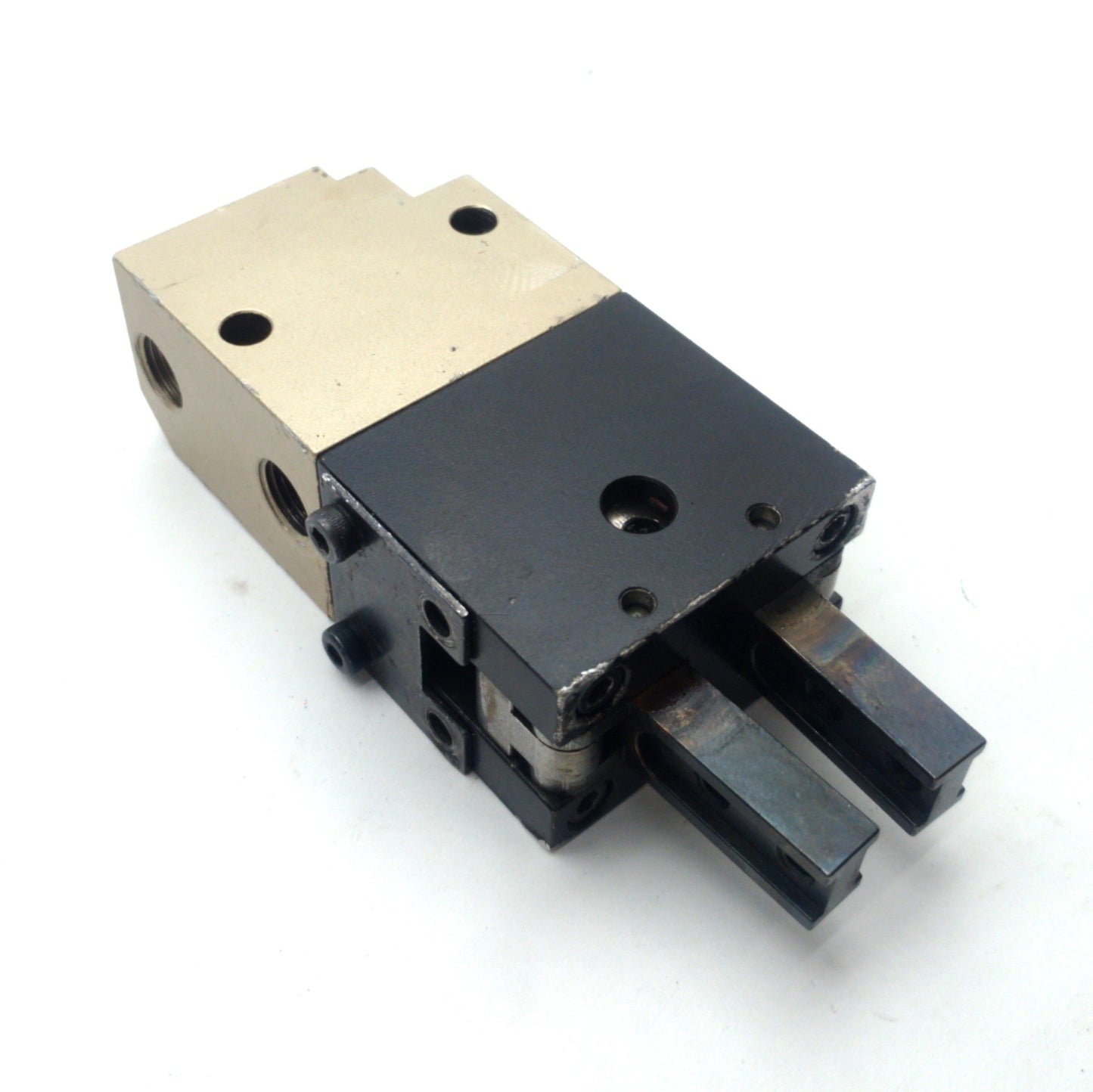 Used Pneumatic Parallel Gripper, 2-Finger, 8mm Jaw Opening, M4 Jaw Thread, 1/8"NPT