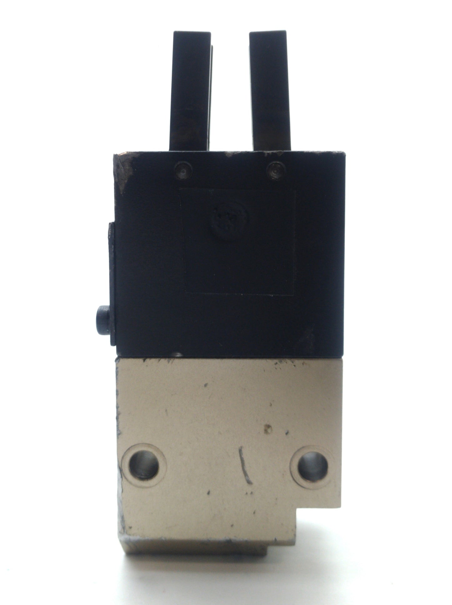 Used Pneumatic Parallel Gripper, 2-Finger, 8mm Jaw Opening, M4 Jaw Thread, 1/8"NPT