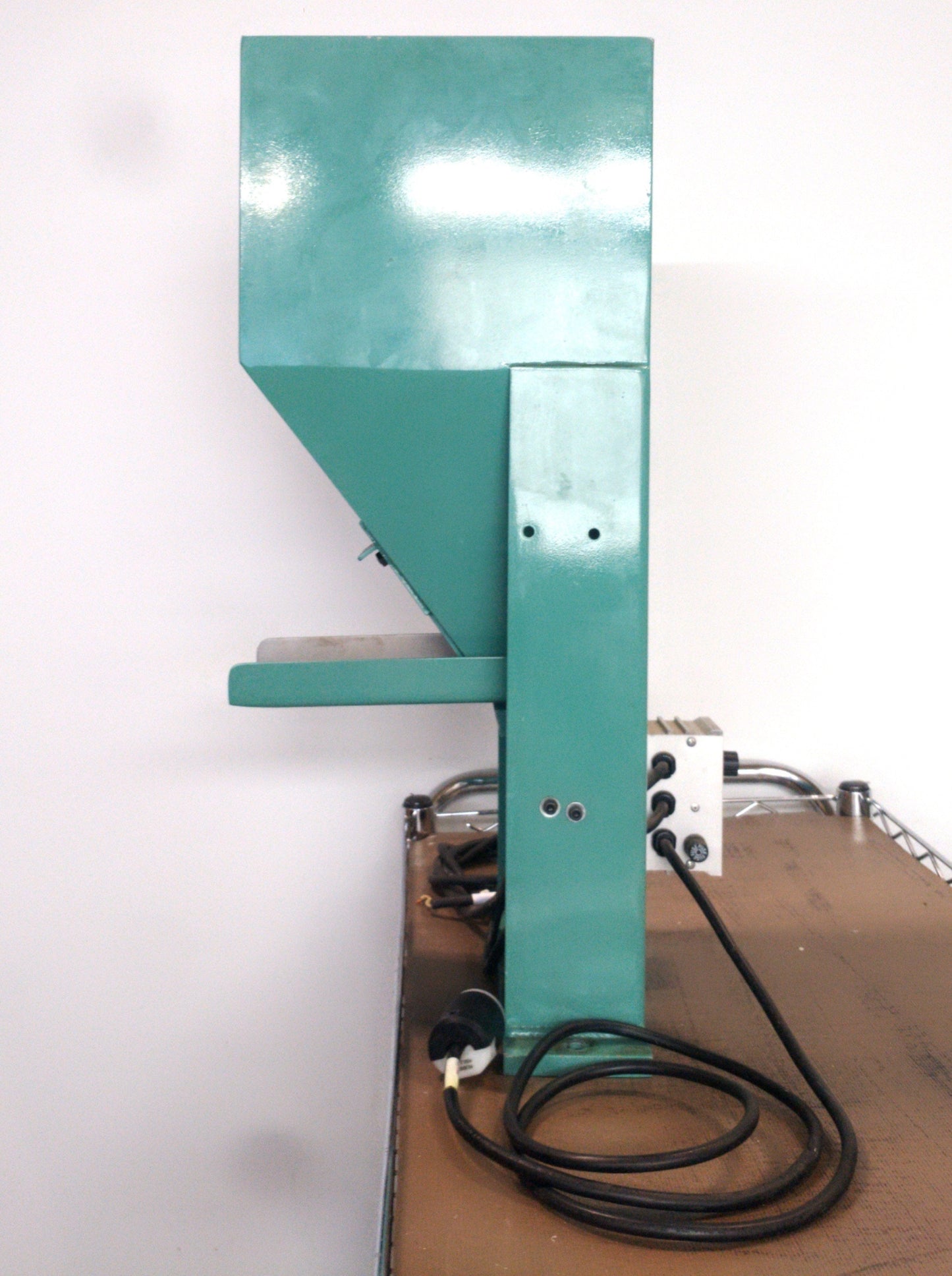 Used Hendricks Engineering Vibratory Feeder Hopper, H 41 x W 25 x D 19.5cm, 115VAC