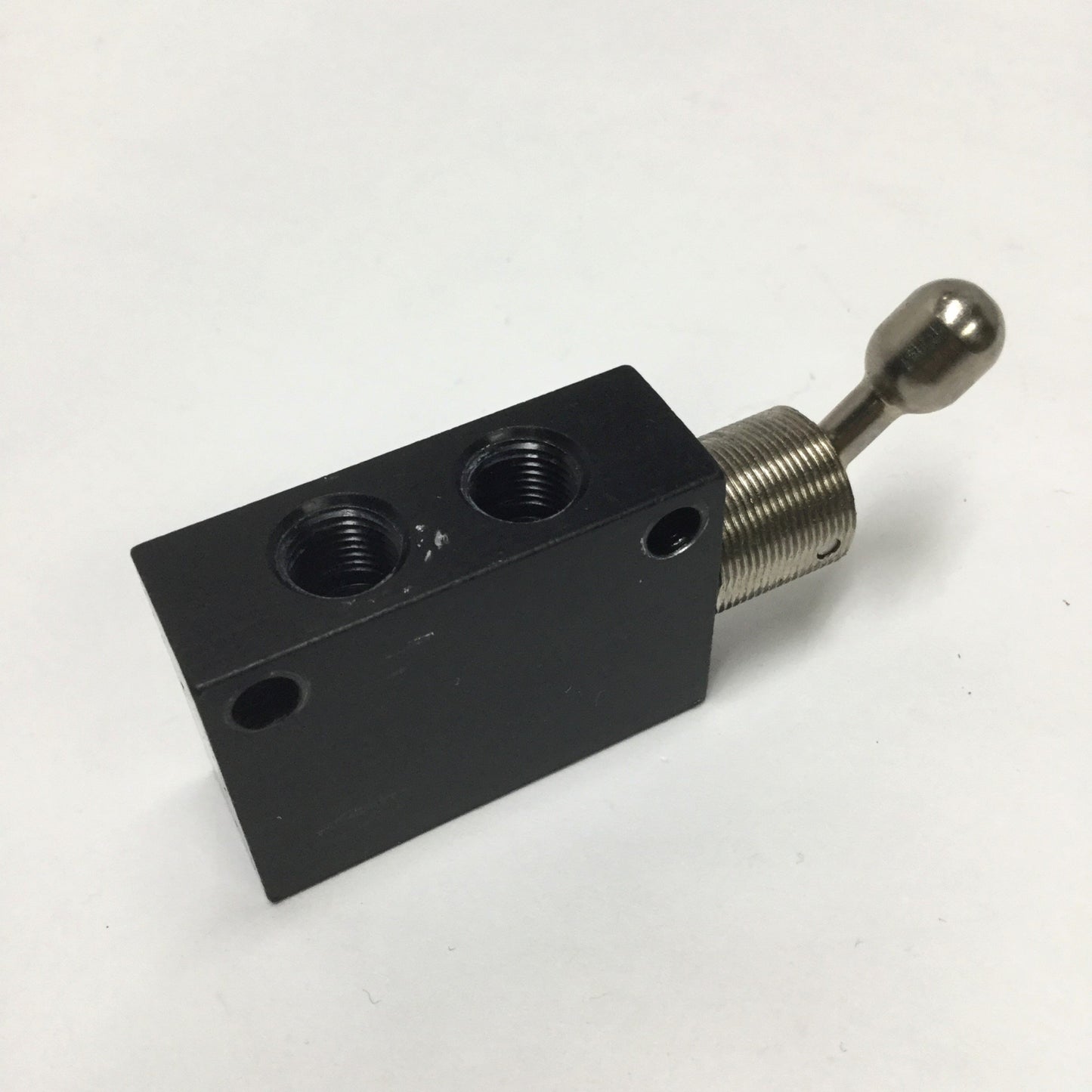Used Pneumadyne H4C-1/8-DT Detented Toggle Air Control Valve, 4-Way, 2-Pos, 1/8"NPT