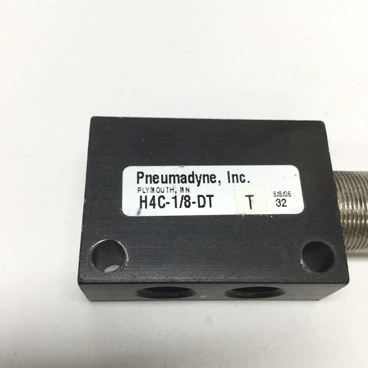 Used Pneumadyne H4C-1/8-DT Detented Toggle Air Control Valve, 4-Way, 2-Pos, 1/8"NPT
