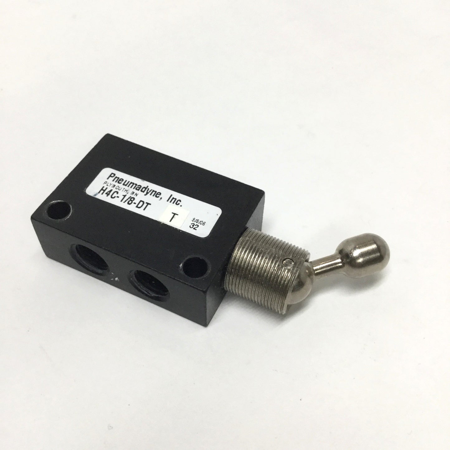 Used Pneumadyne H4C-1/8-DT Detented Toggle Air Control Valve, 4-Way, 2-Pos, 1/8"NPT