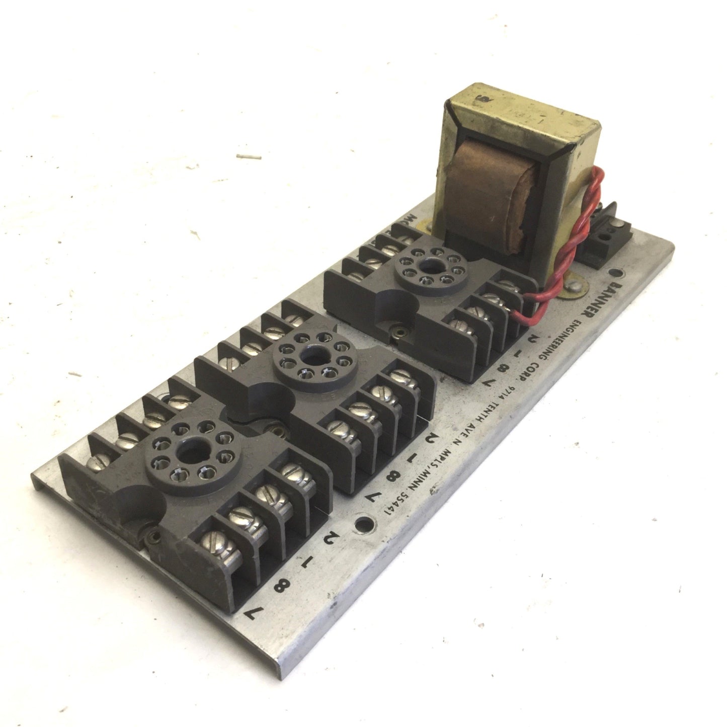 Used Banner BRB-L Relay Control Base, 3 Ports, 8-PIN, Input: 115VAC