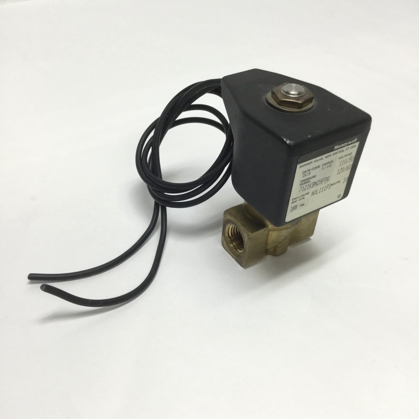 Used Honeywell 7121KBN2GF00 Solenoid Valve, 2-Way NC, 120VAC Coil, 1/4" NPT, 1000psi