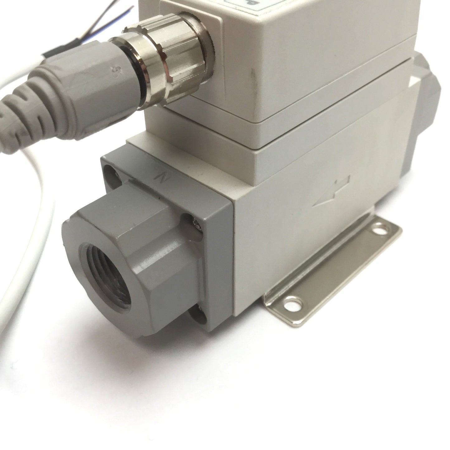 Used SMC PF2A711-N03-67 Flow Switch, Ports: 3/8" NPT, Range: 10-100 l/min, 12-24VDC