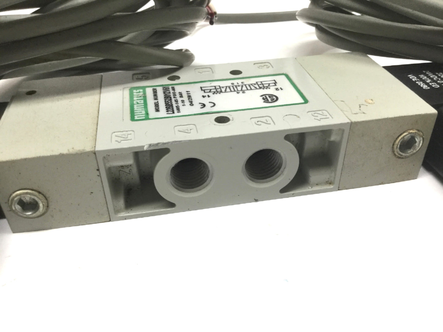 Used Numatics L22BB552B012V61 Double Solenoid Valve 5-Port, 3-Position w/ 24VDC Coils