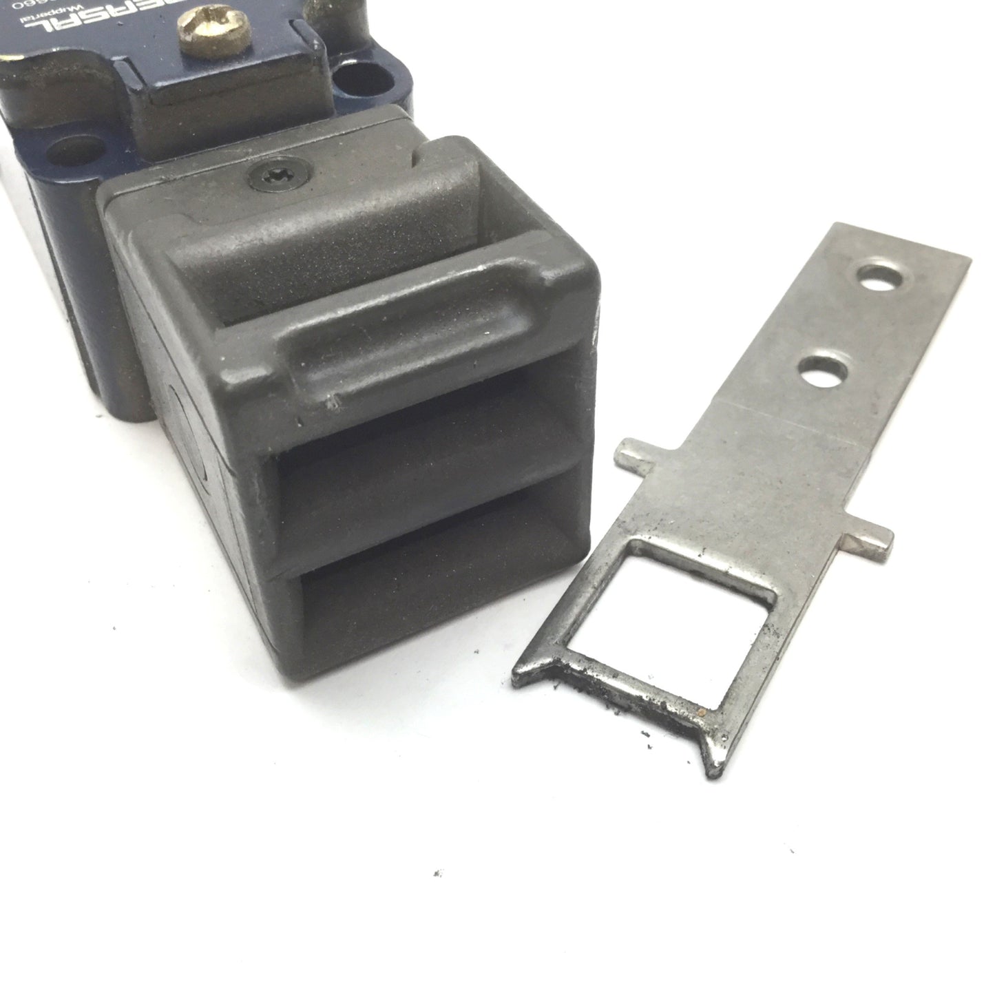 Used Schmersal AZ 335-02z Safety Door Switch, Rating: 230V 4A, With Key