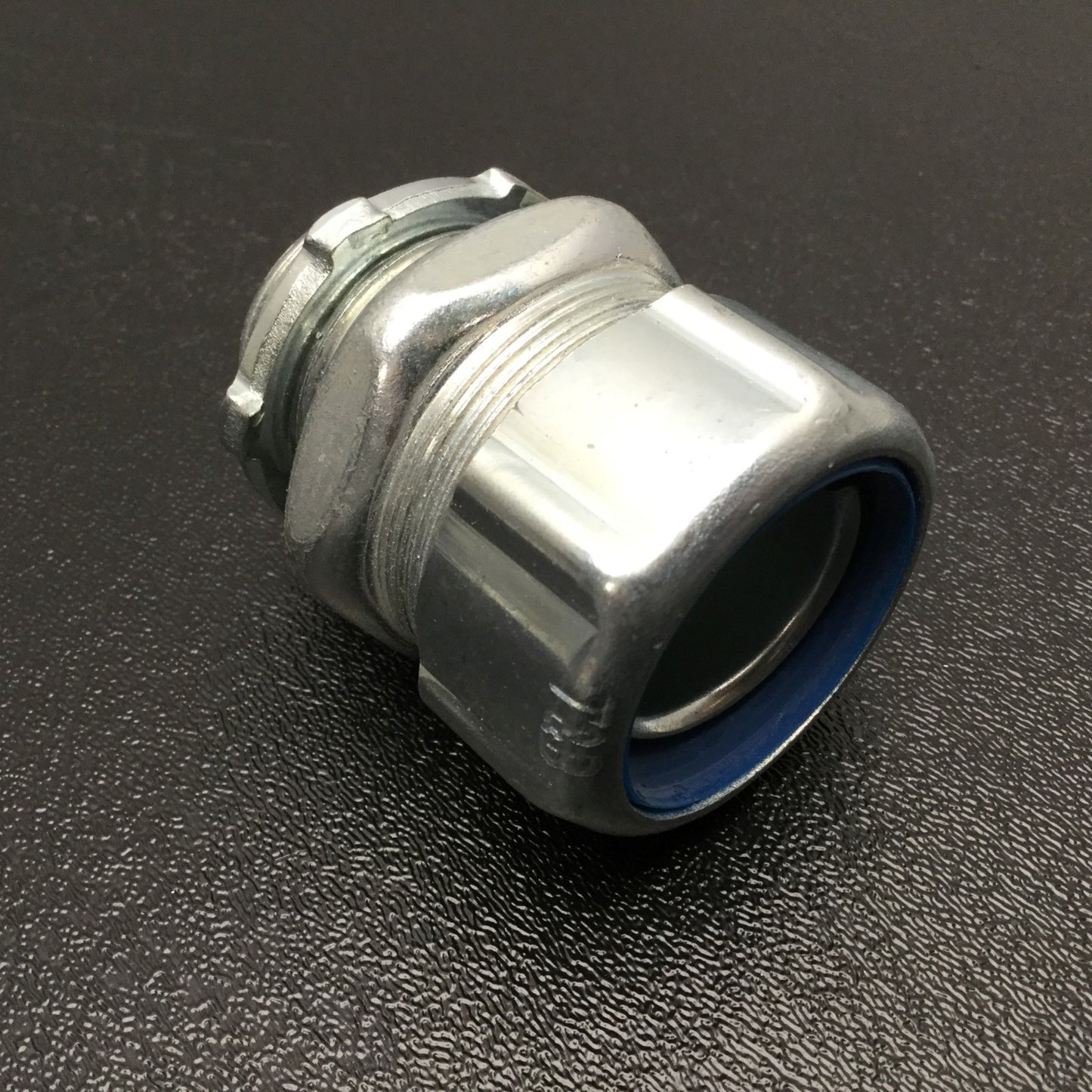 New Thomas & Betts 8323 1" Nylon Insulated Threadless Fittings 1" Conduit To 1" NPT