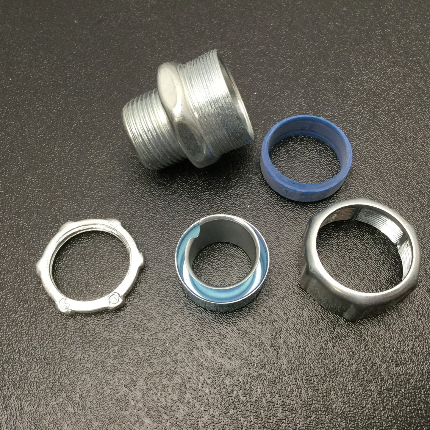 New Thomas & Betts 8323 1" Nylon Insulated Threadless Fittings 1" Conduit To 1" NPT