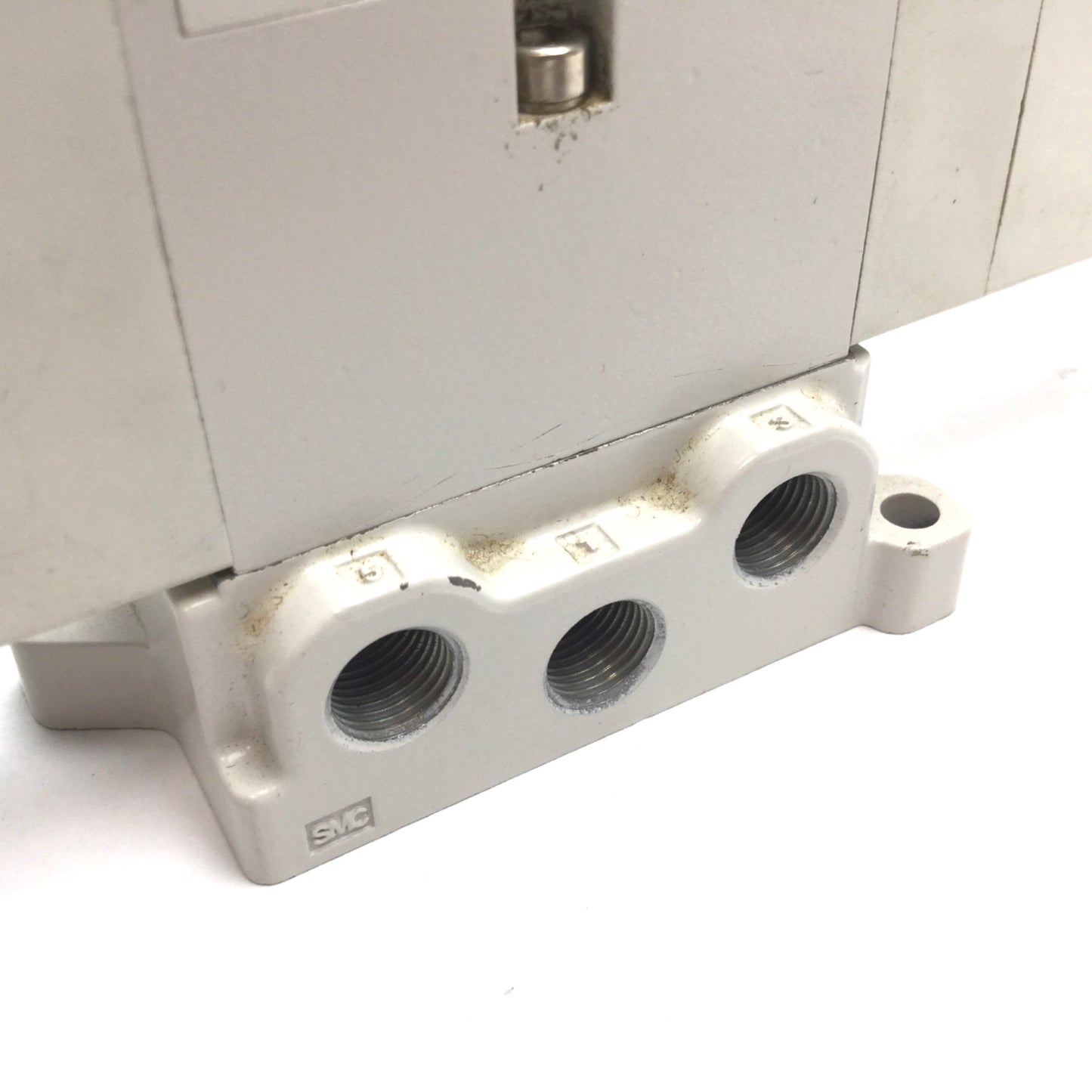 Used SMC EVS7-6-FHG-D-3ZRM0 Solenoid Valve, 3-Position 5-Port, Closed Center, 4-Pin