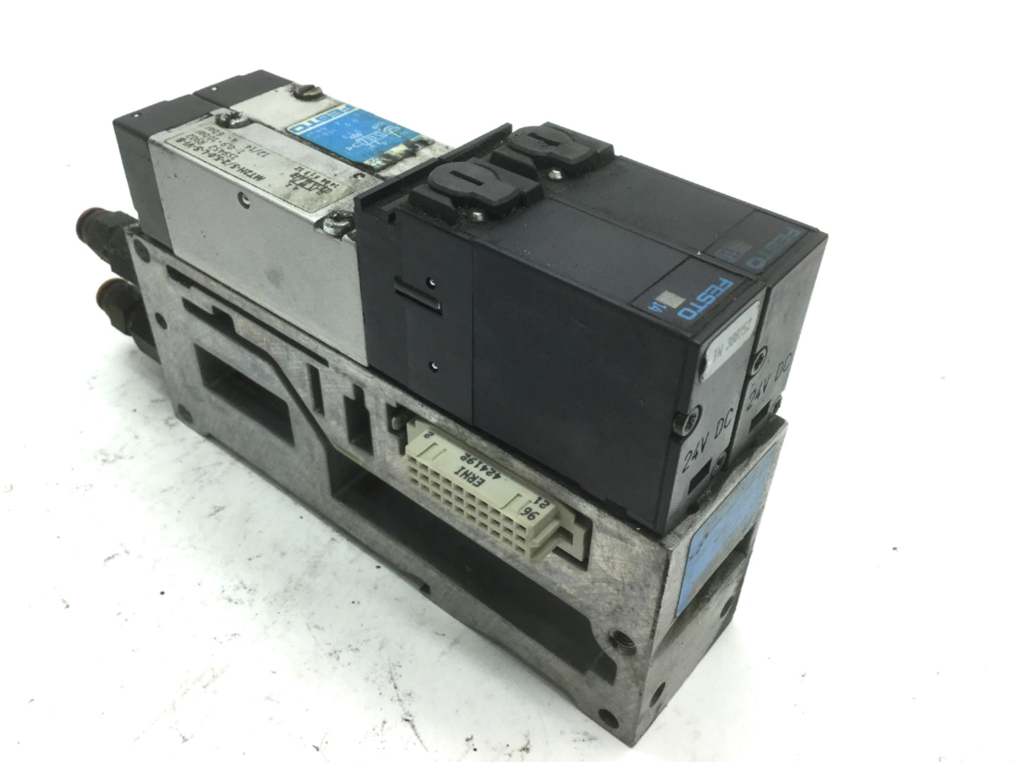 Used 2x Festo MT2H-5/2-4.0-L-S-VI Solenoid Valves On VIGM-03-4.0 Manifold Block