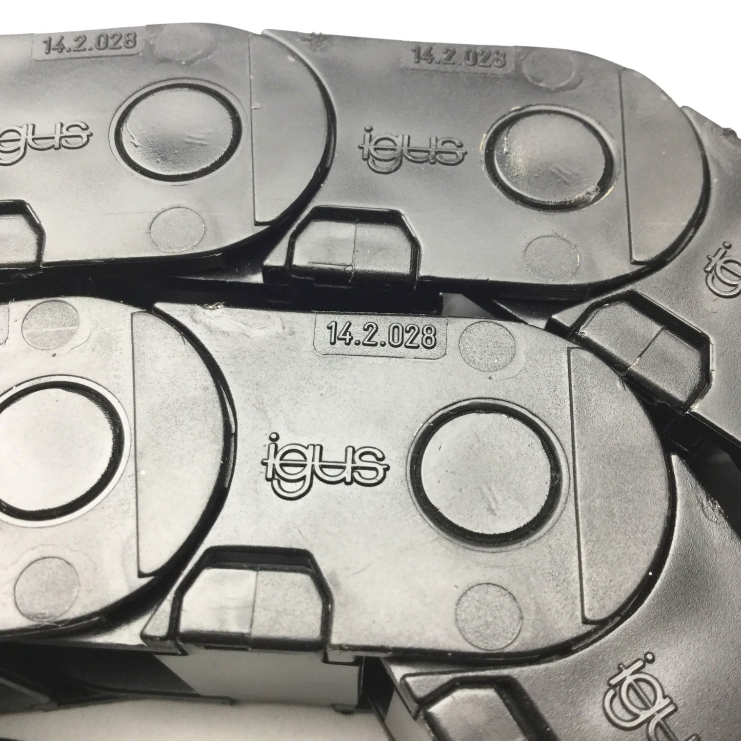 Used Igus 14.2.028 Cable Carrier/Energy Chain (W) 1-3/8" x (H) 1" x (L) 24", 20 Links