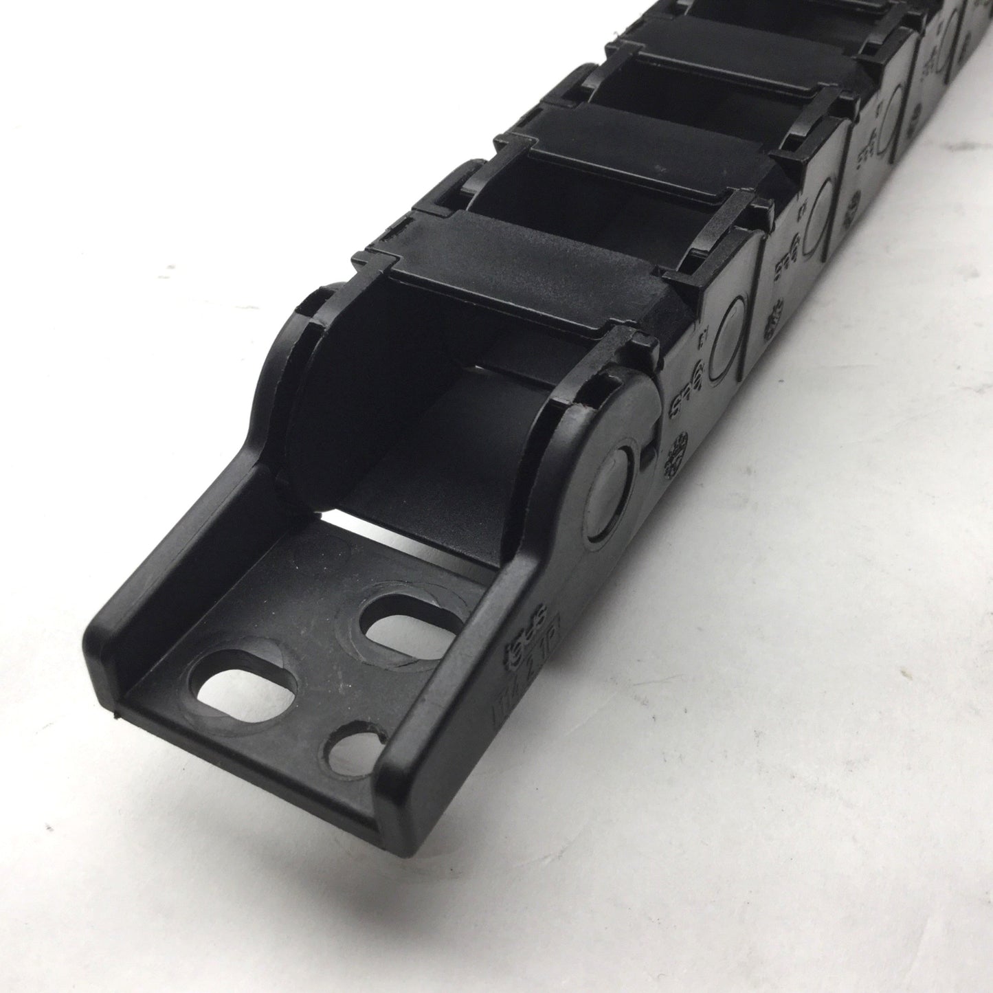 Used Igus 14.2.028 Cable Carrier/Energy Chain (W) 1-3/8" x (H) 1" x (L) 24", 20 Links