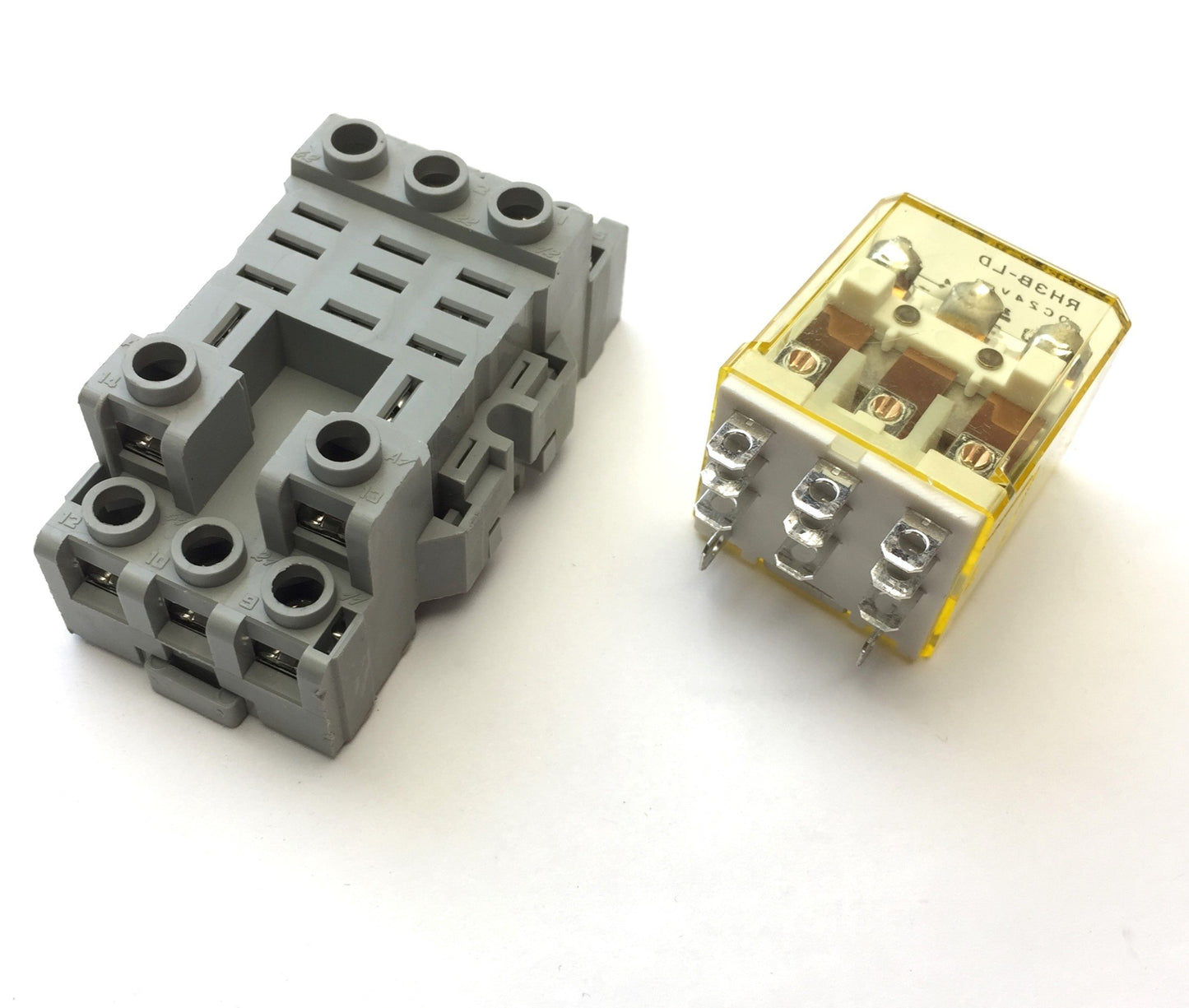 Used Lot of 4 Idec RH3B-LD Ice Cube Relays w/ SH3B-05C Socket, 10 Amp, 24VDC Coil