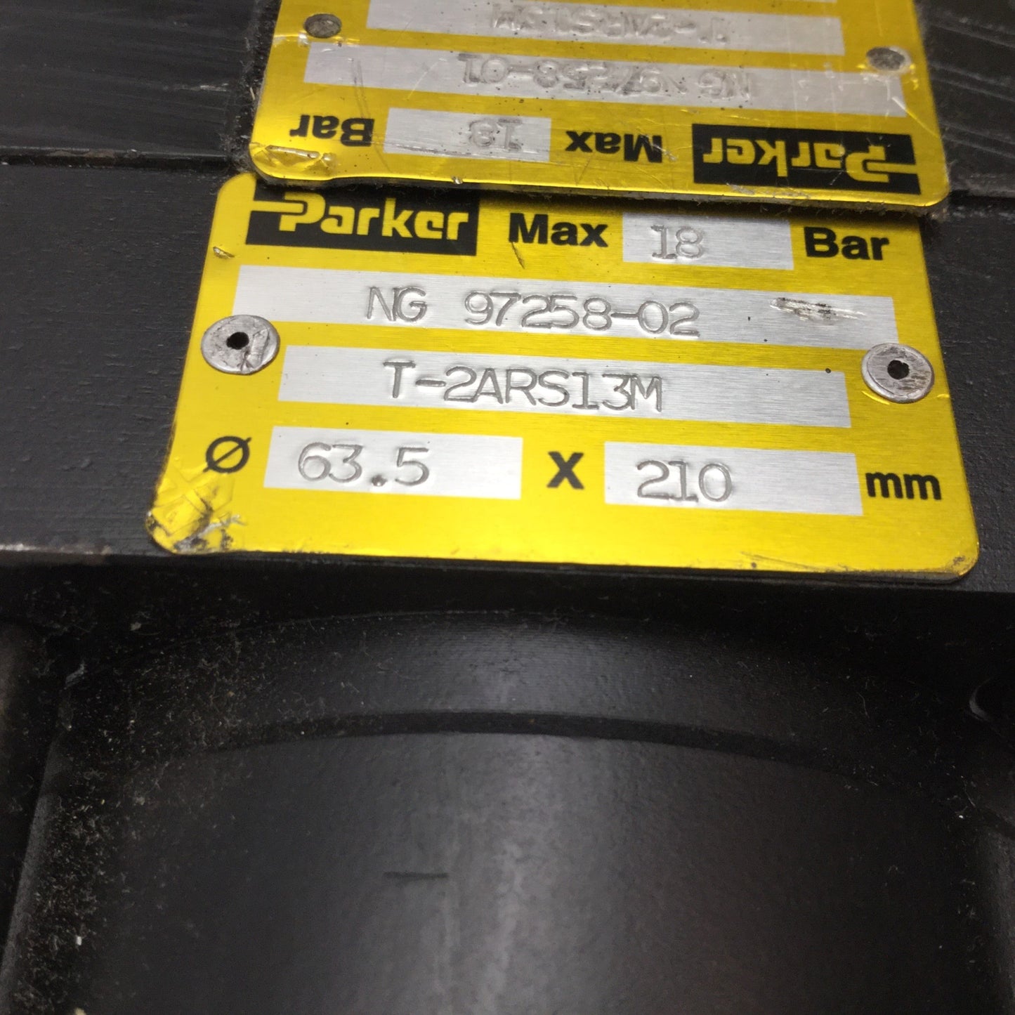 Used Parker T-2ARS13M Pneumatic Cylinder, Bore: 63.5mm, Stroke: 210mm / 40mm