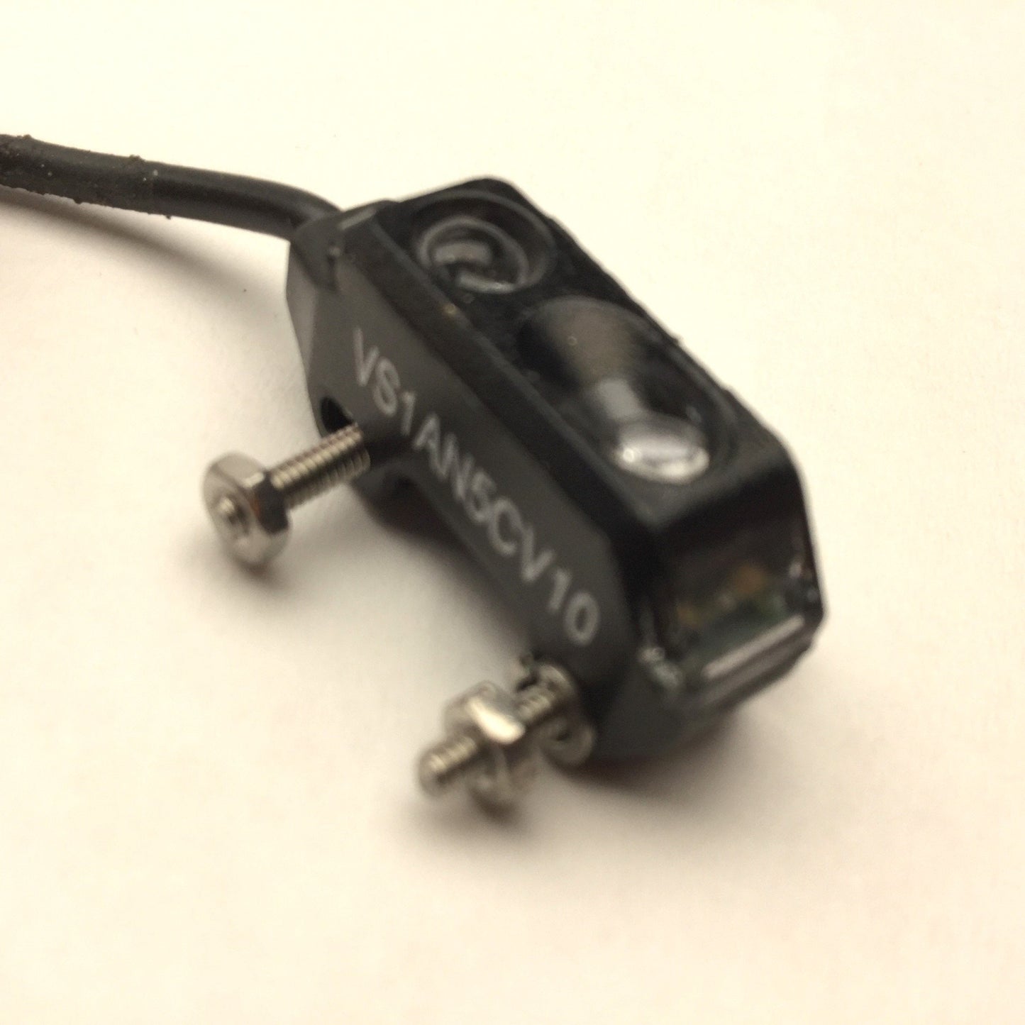Used Banner VS1AN5CV10 Photoelectric Sensor, IP54, Range: 10mm, Voltage: 10-30VDC