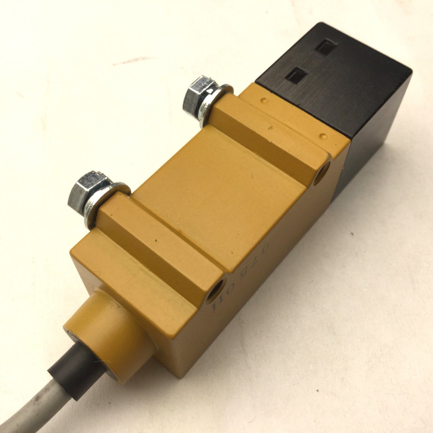Used Omron E3S-R1E42 Photoelectric Switch, 12-24VDC, 999.998mm Sensing Distance