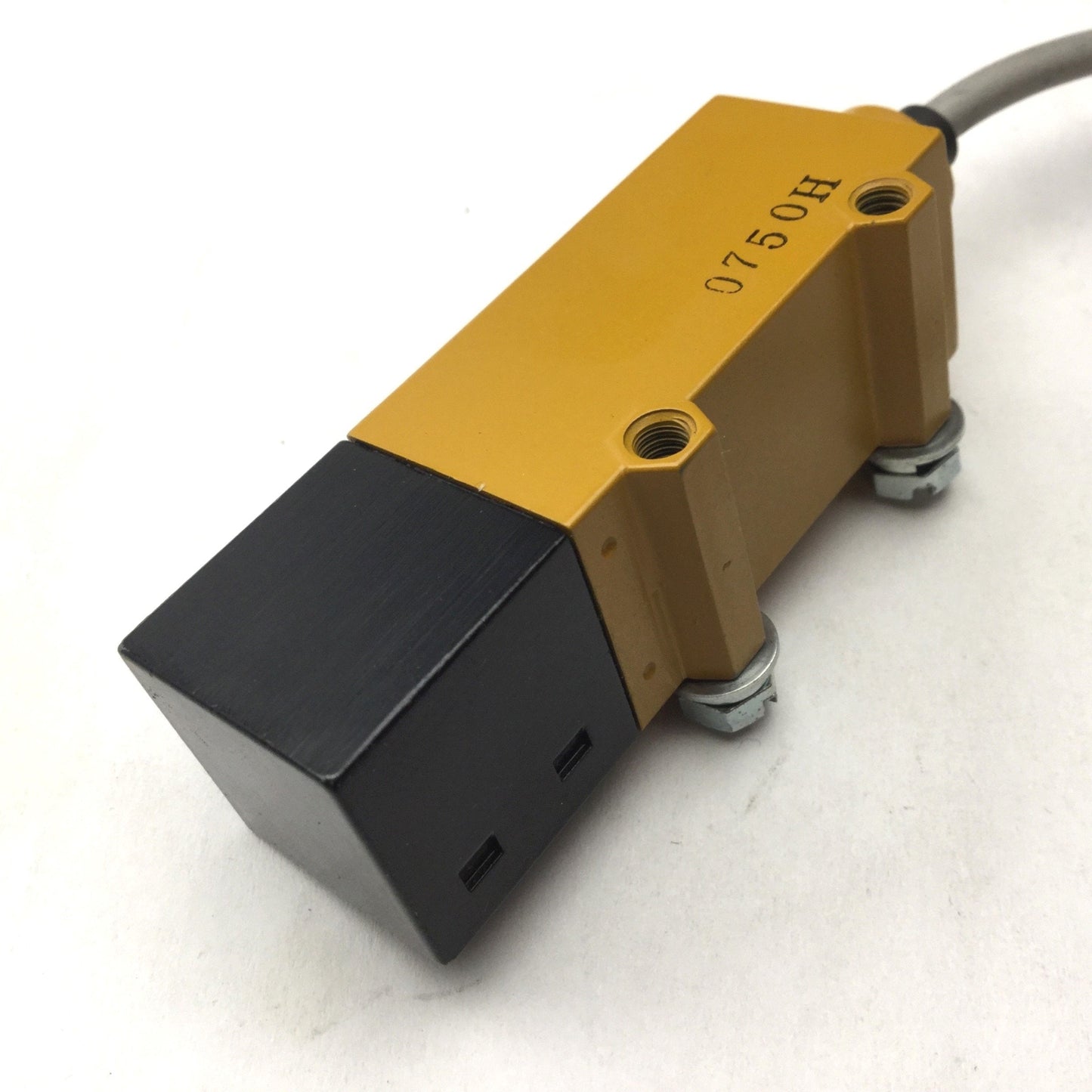 Used Omron E3S-R1E42 Photoelectric Switch, 12-24VDC, 999.998mm Sensing Distance