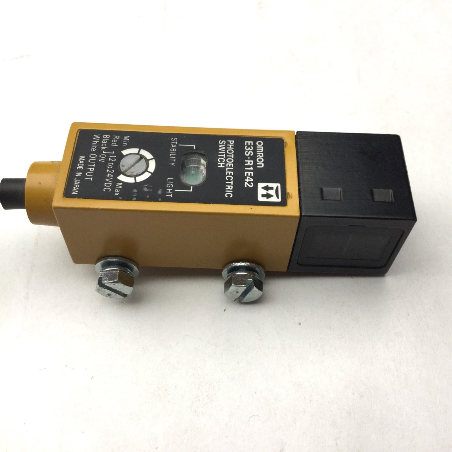 Used Omron E3S-R1E42 Photoelectric Switch, 12-24VDC, 999.998mm Sensing Distance