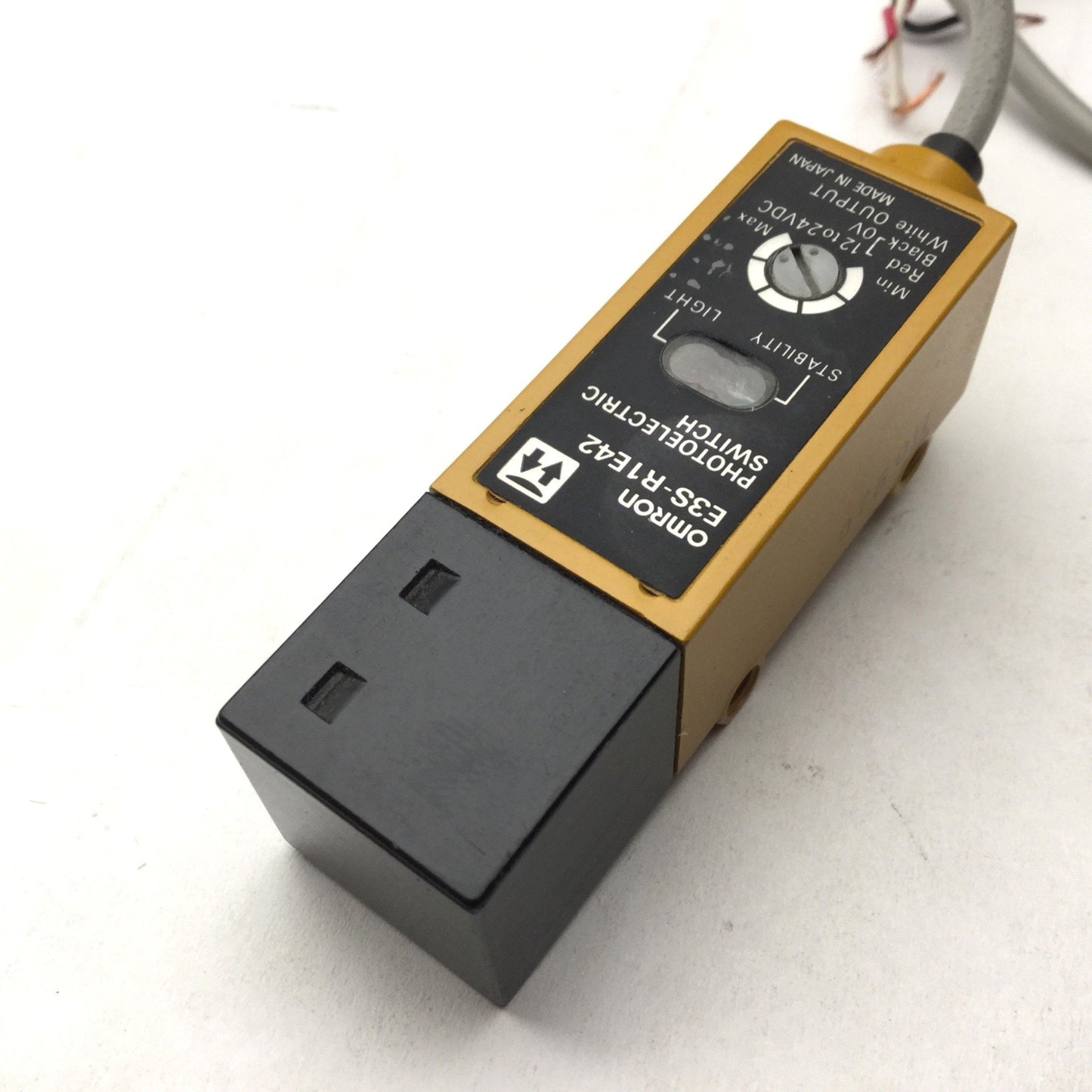 Used Omron E3S-R1E42 Photoelectric Switch, 12-24VDC, 999.998mm Sensing Distance