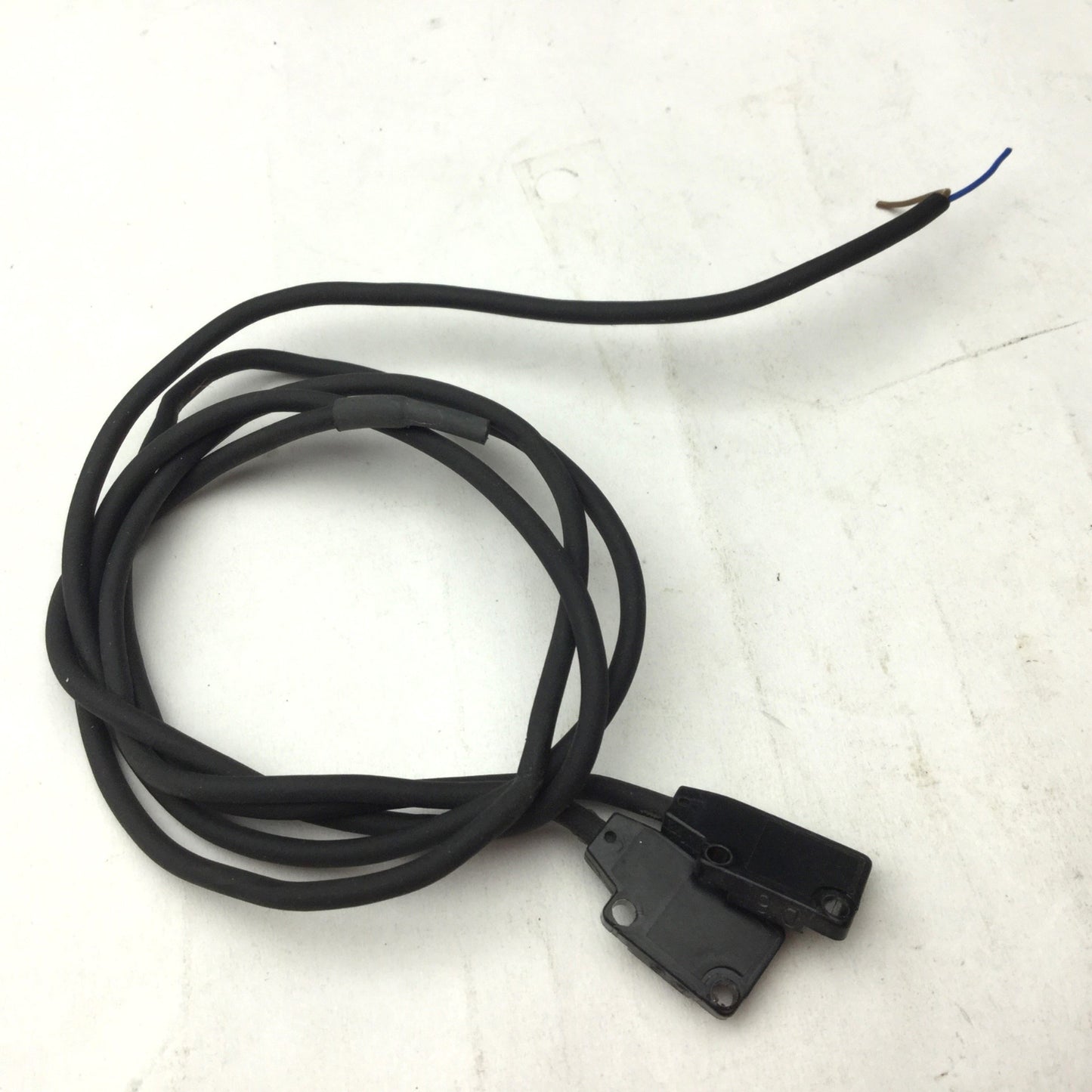 Used Lot of 2 NAiS UZB1120 Photoelectric Sensors, Cable Length: 14"