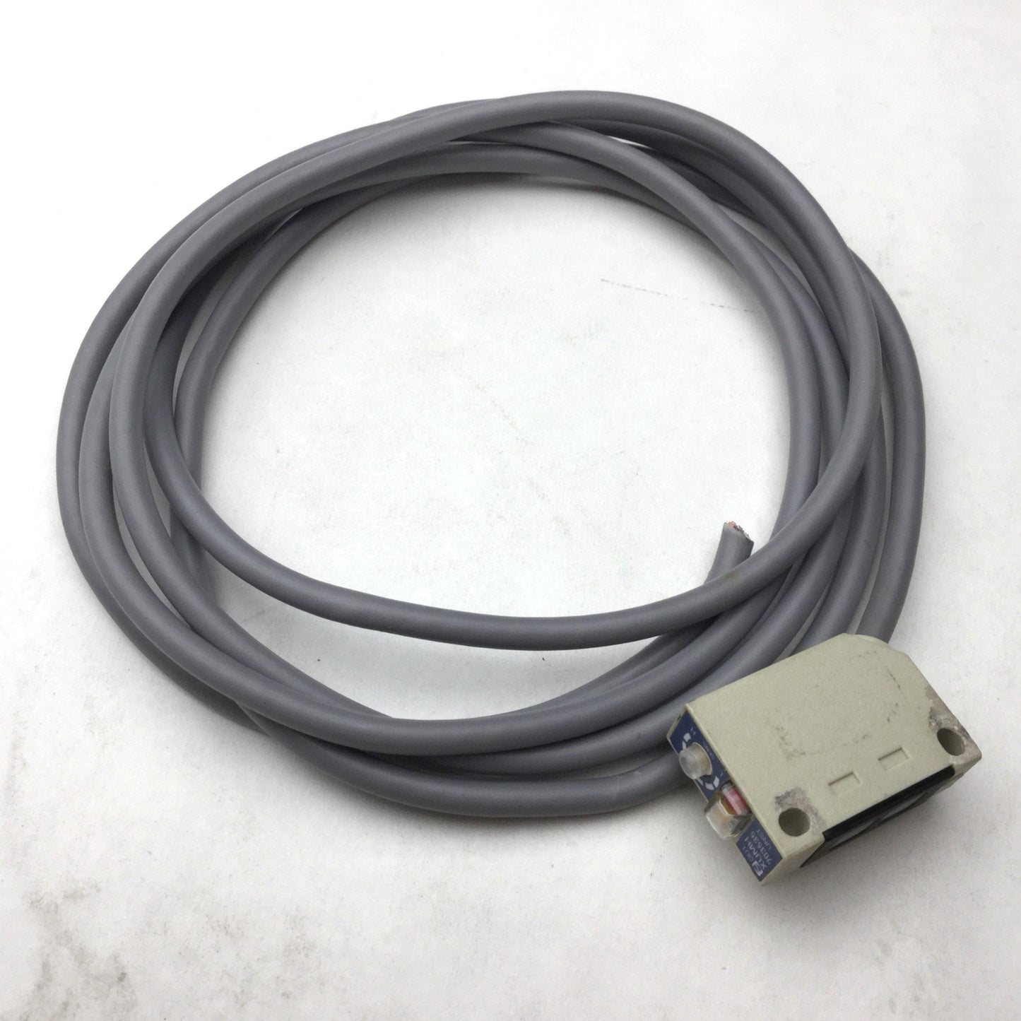 Used Telemecanique XUMH 703535 Photoelectric Sensor, PNP, 12-24VDC, 100mA