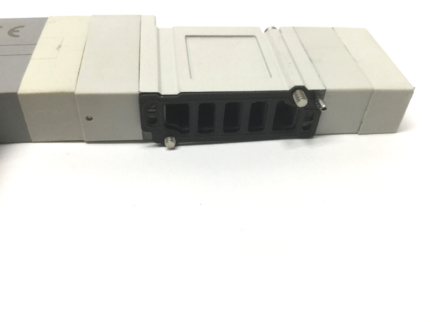 Used SMC SV1400-5W2U-01T Double Solenoid Valve, 3-Position 5-Port, 24VDC, 0.2-0.7MPa