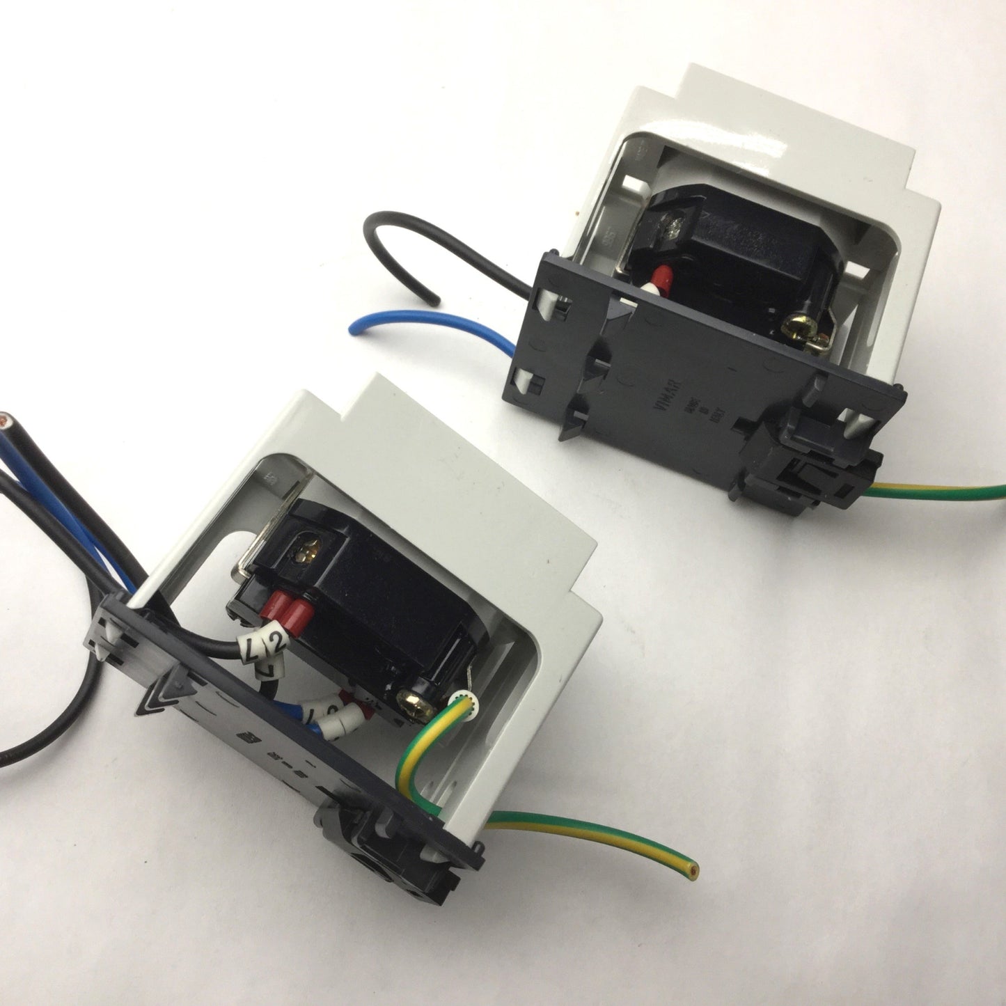 Used Lot of 2 Vimar USA 2p 230 Volt Universale Receptacles, Din Rail Mount