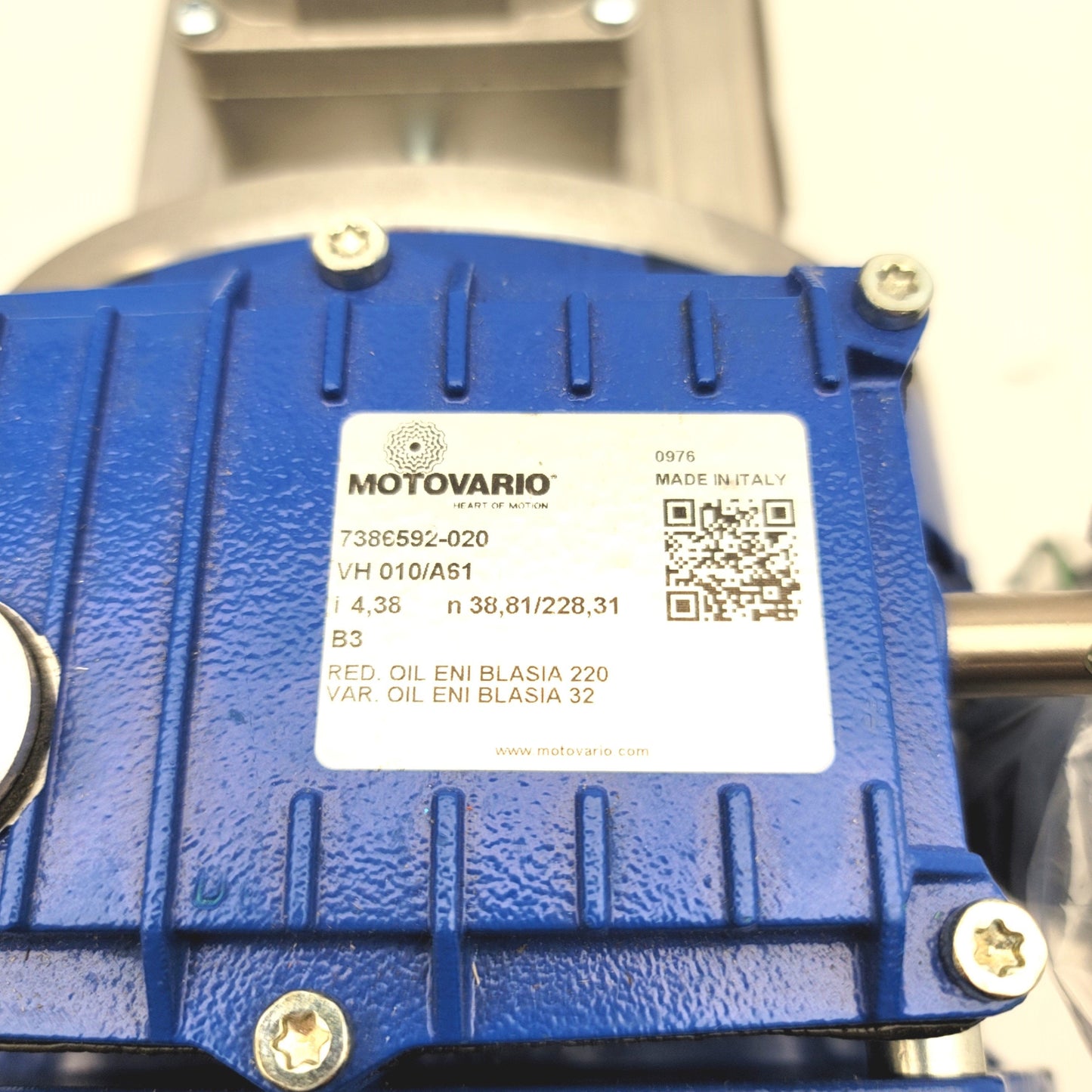 New – Open box Motovario 7386592-020 VH 010/A61 Gear Reducer W/TH80B4 Motor, 39-228RPM, 25-51Nm