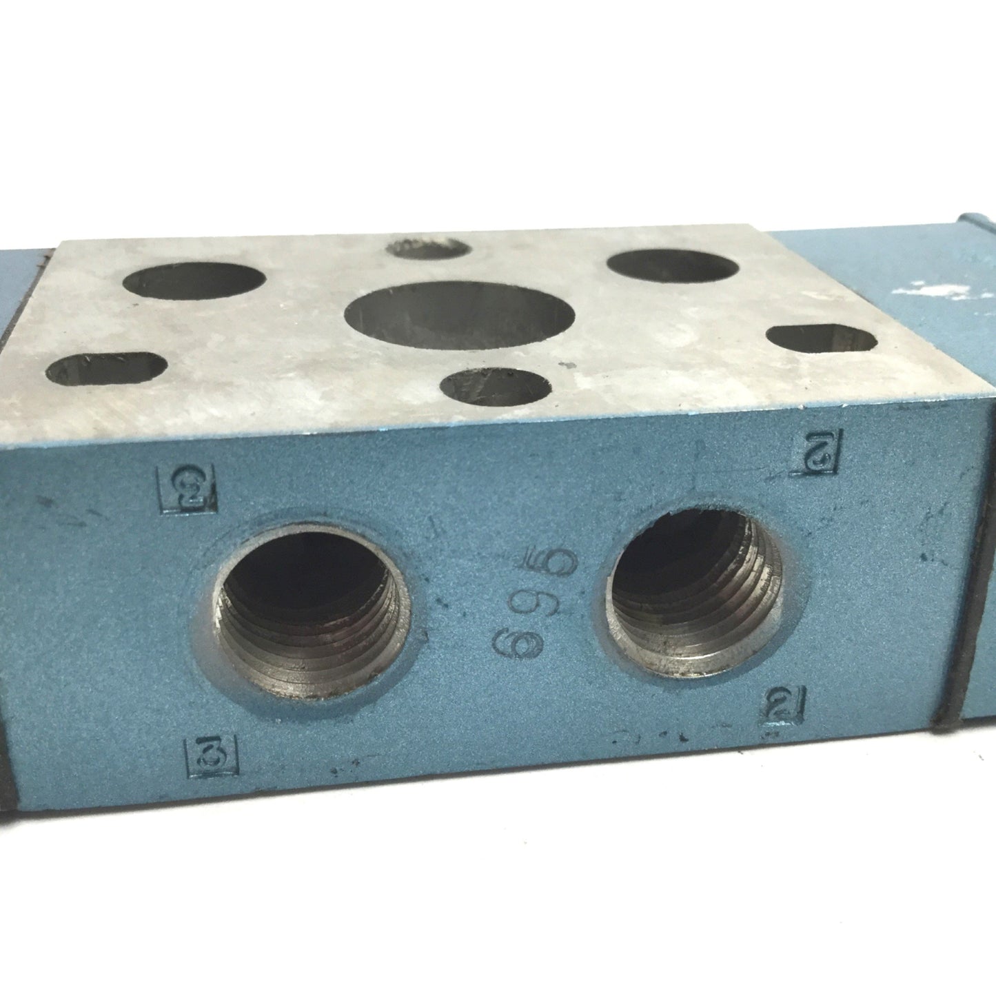 New – Open box MAC 825C-PM-611JA-522 Solenoid Valve, 3-Position 5-Port, 24VDC, Vacuum to 150psi