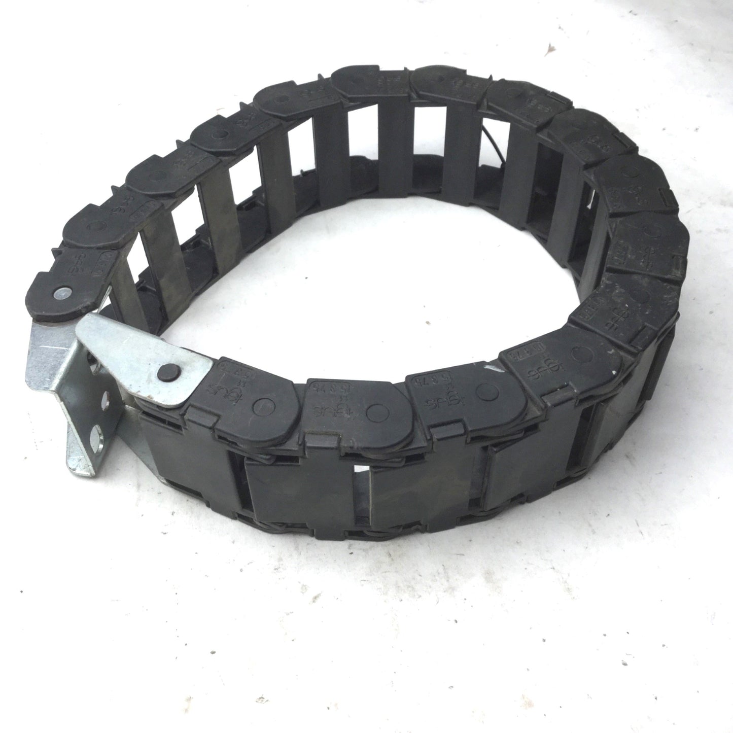 Used IGUS 15.3.75 Energy Chain Cable Carrier Length: 20" 16 Links, 2" x 1" End Links