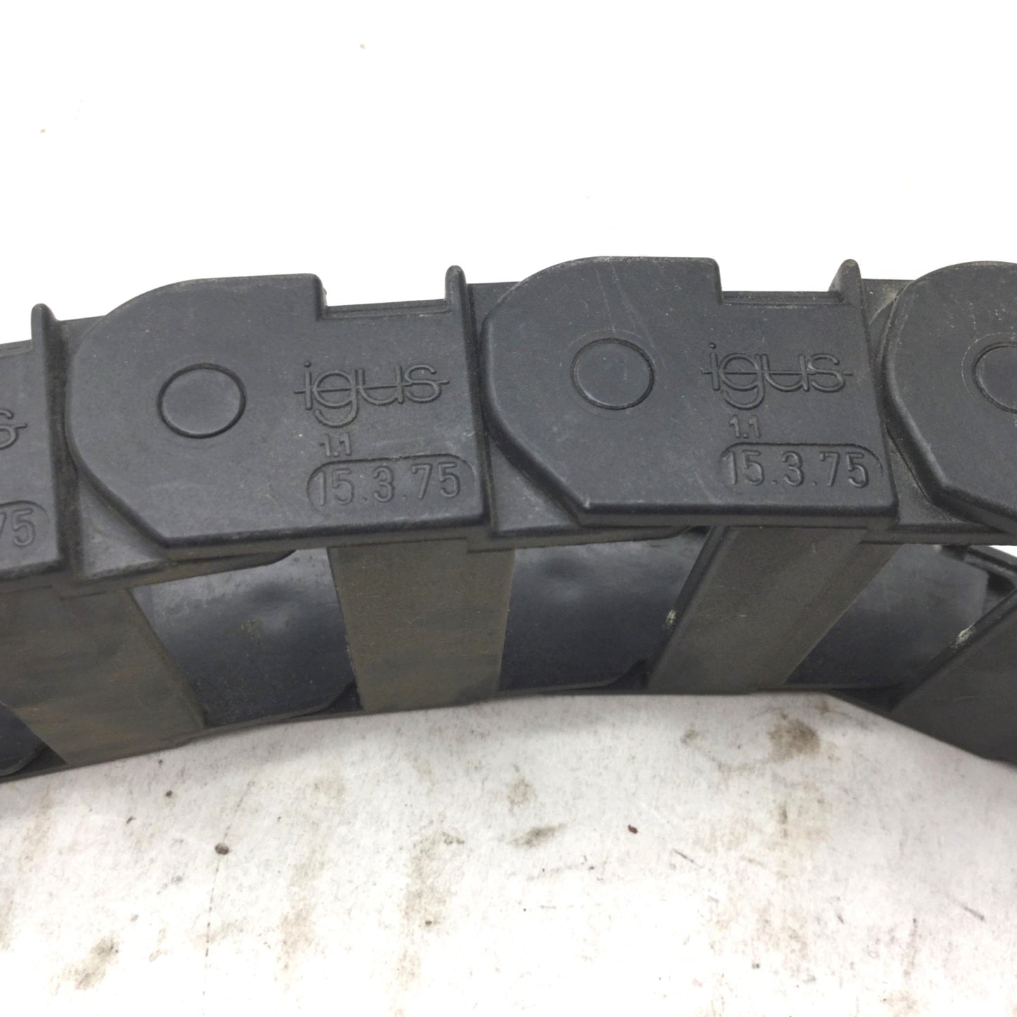 Used IGUS 15.3.75 Energy Chain Cable Carrier Length: 20" 16 Links, 2" x 1" End Links