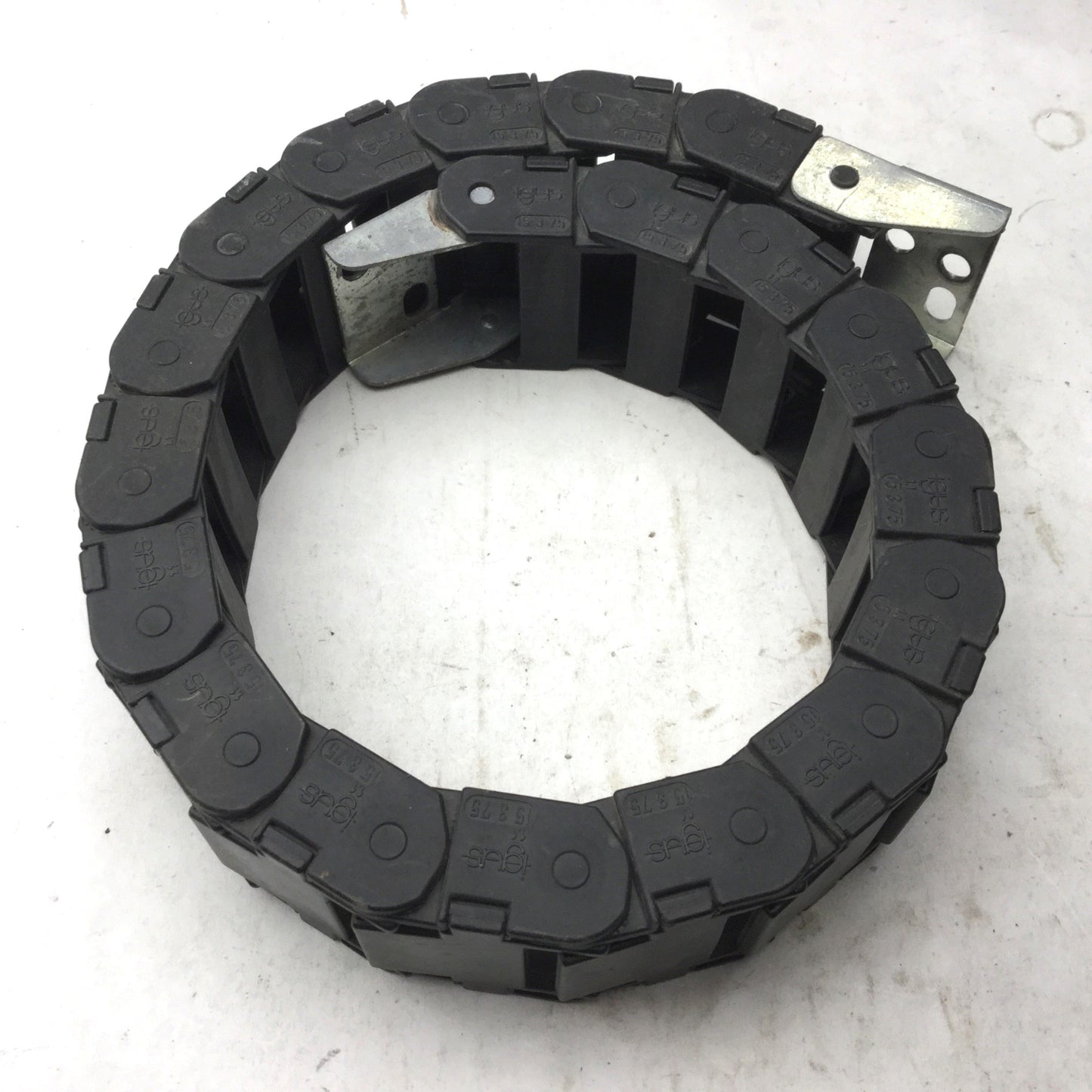 Used IGUS 15.3.75 Energy Chain Cable Carrier Length: 23" 19 Links, 2" x 1" End Links