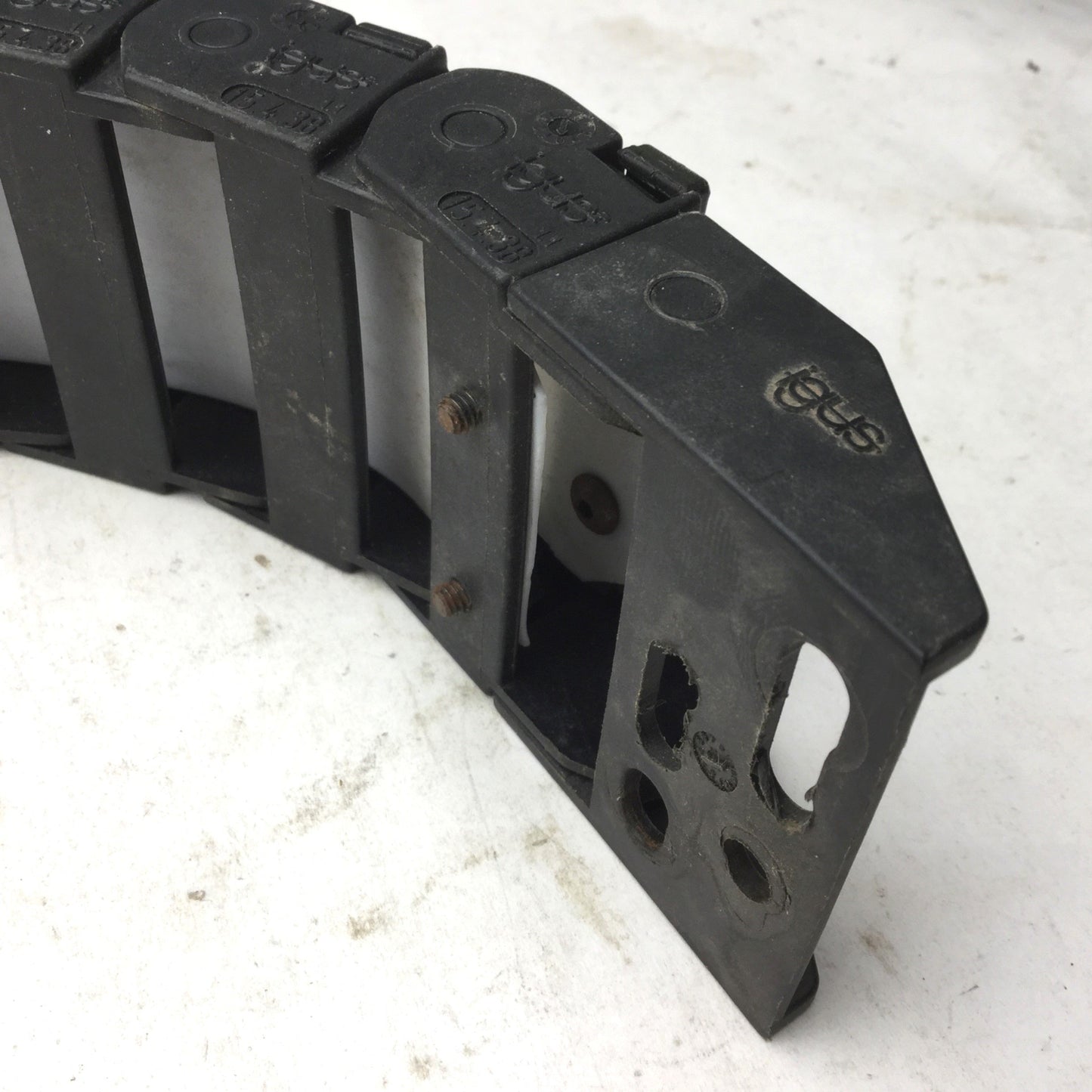 Used Igus 15.4.48 Energy Chain, Dimensions: 26.5"(L) x 2-3/8"(W) x 15/16"(H) 21 Links