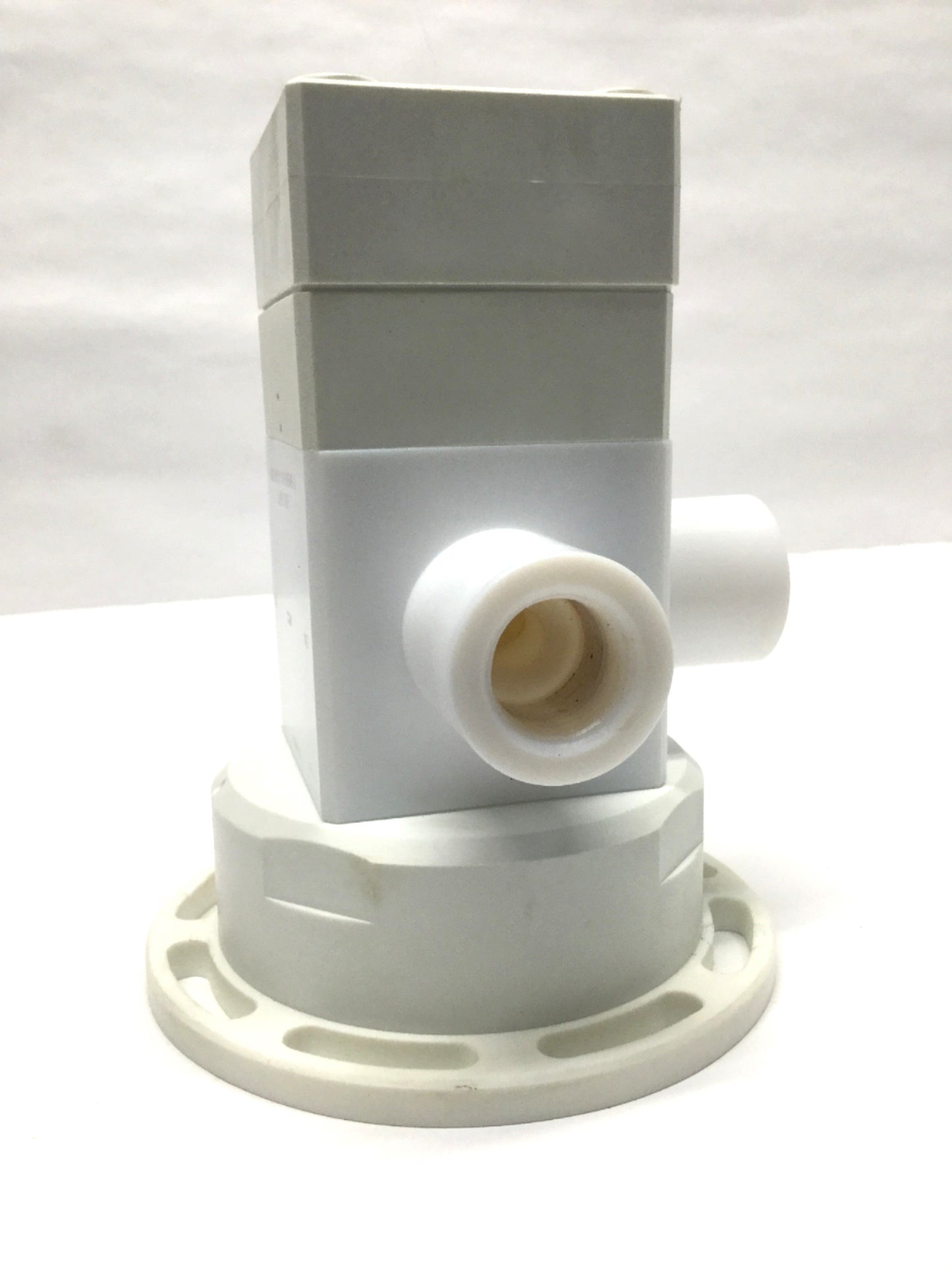 Used Swagelok NXT-DRP81YWEWEWE-S Ultrahigh-Purity Fluoropolymer 3-Way Diaphragm Valve