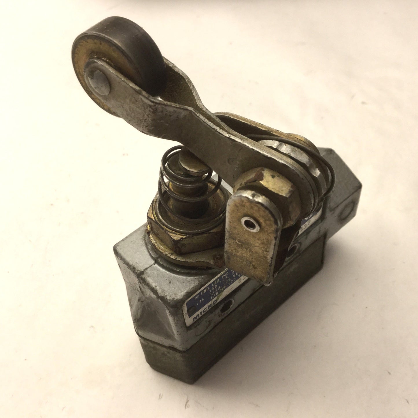 Used Micro Switch BZE6-2RQ2 Medium Duty Limit Snap Switch, 600VAC, Roller Lever, SPDT