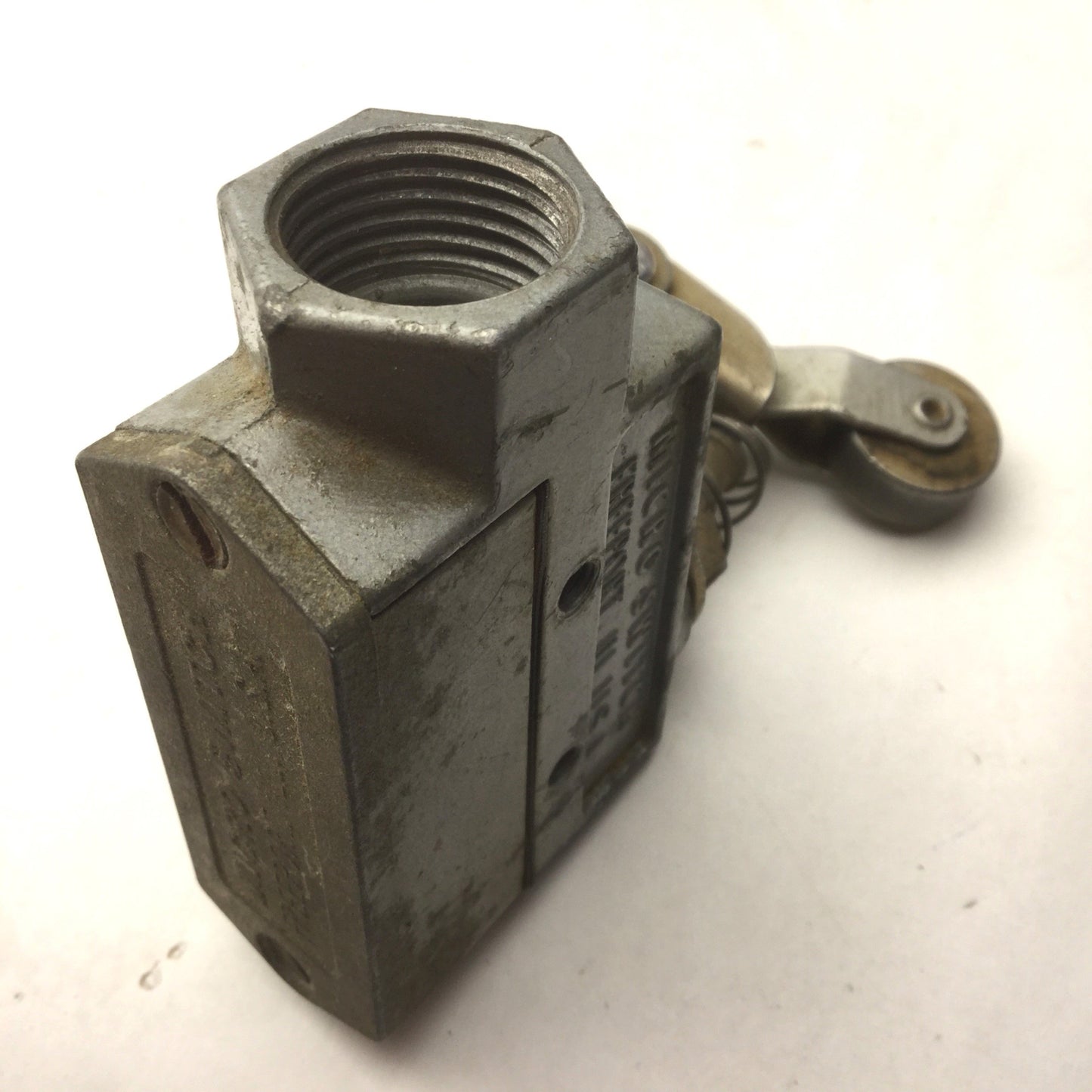 Used Micro Switch BZE6-2RQ2 Medium Duty Limit Snap Switch, 600VAC, Roller Lever, SPDT