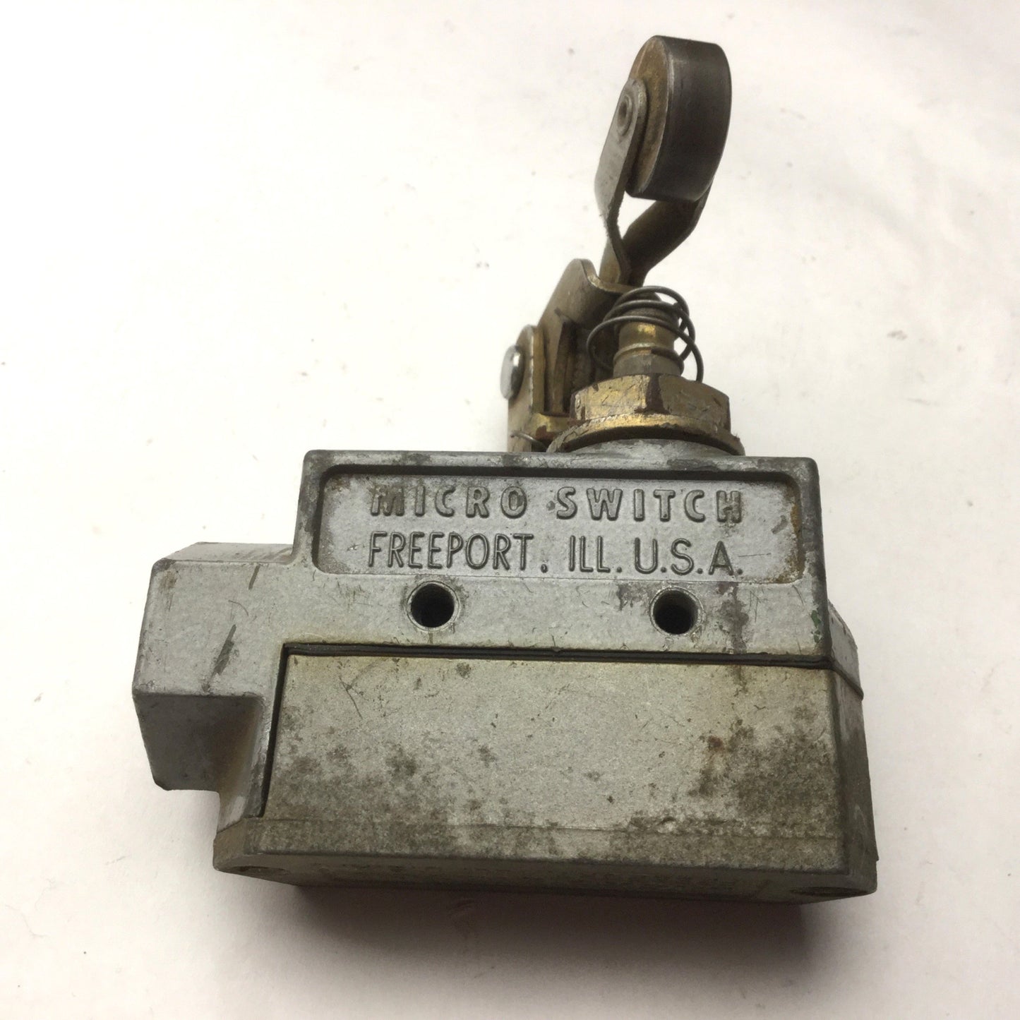 Used Micro Switch BZE6-2RQ2 Medium Duty Limit Snap Switch, 600VAC, Roller Lever, SPDT