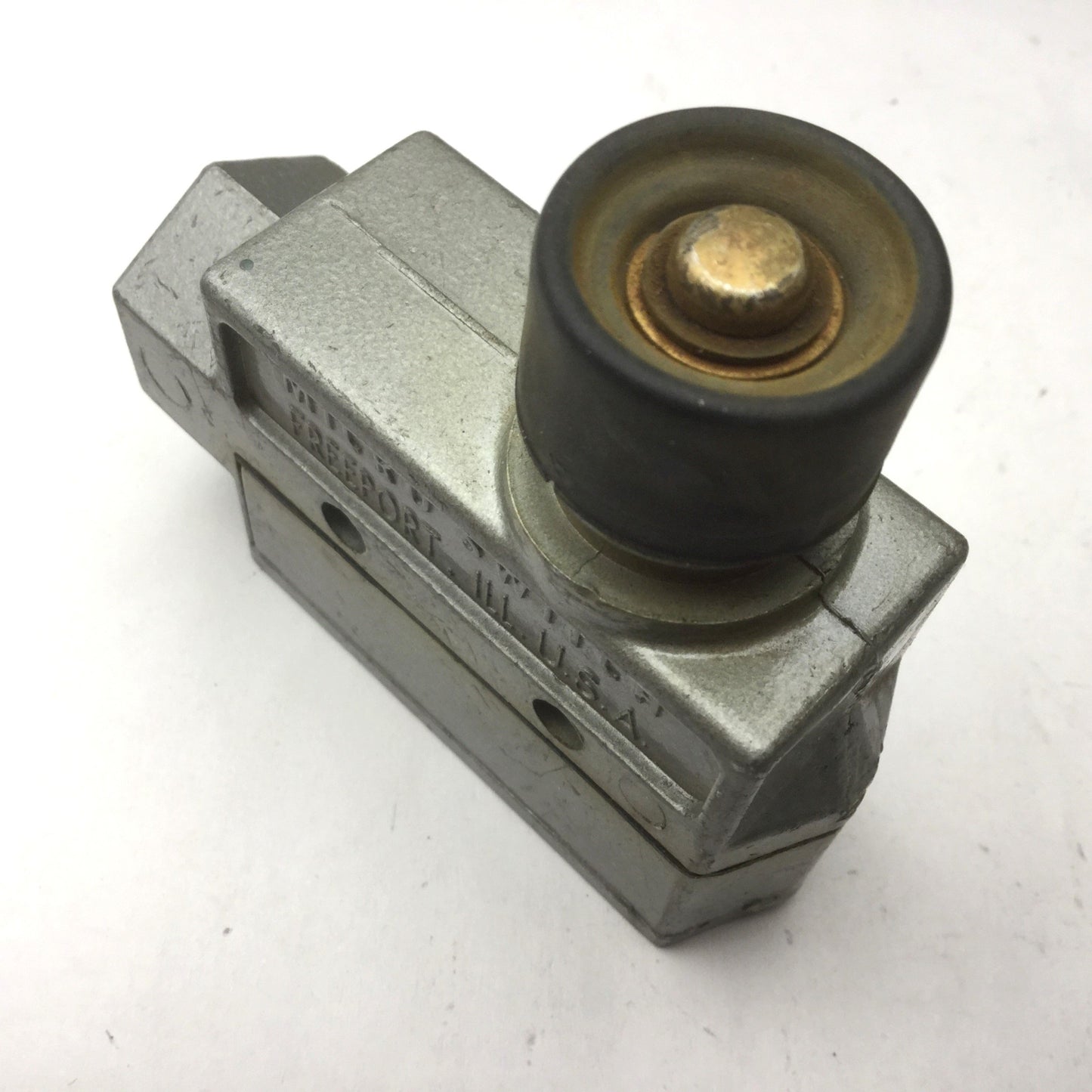 Used Micro Switch BZV6-2RN Limit Switch, Side Plunger, 15A, SPDT, 1/4 NPT Port