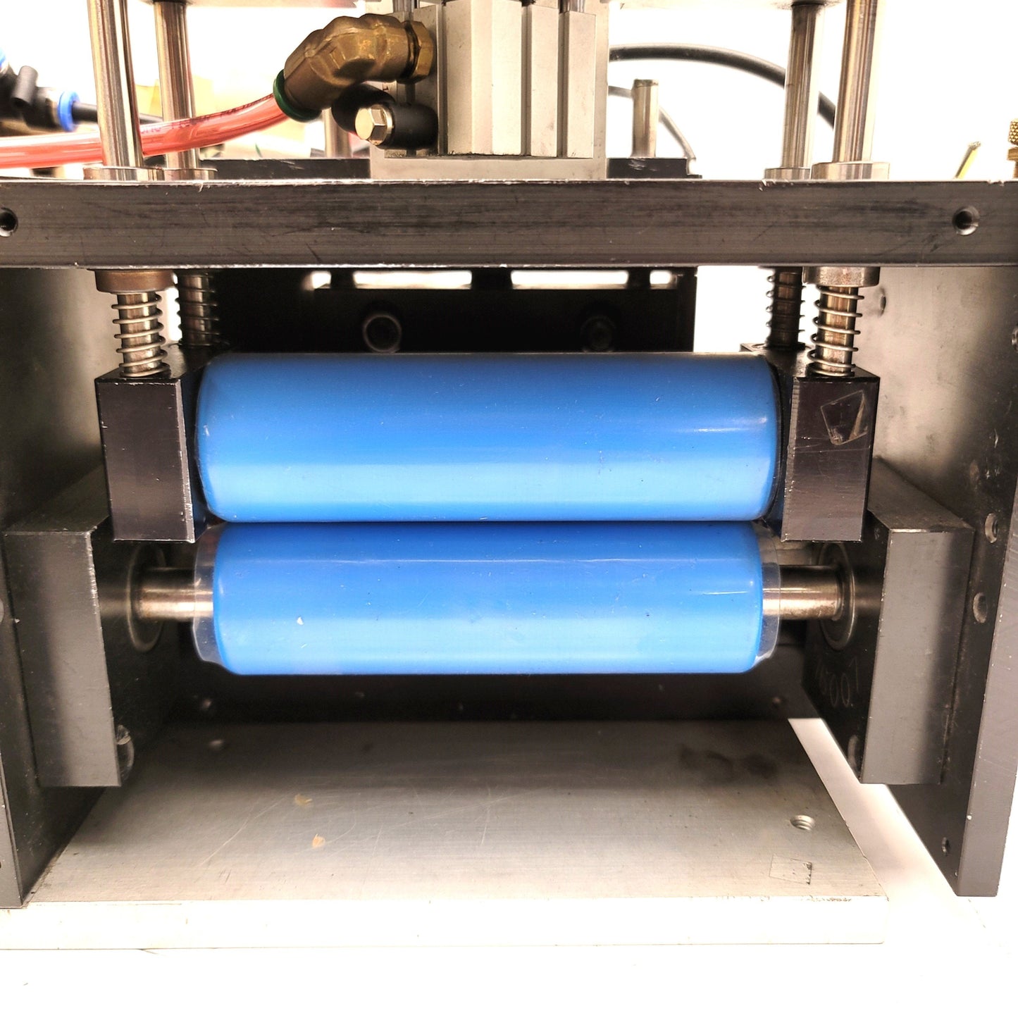 Used AZCO Corp FG110/SP Sur-Size Assembly 120VAC, W/Static Neutralizer & Air Idler