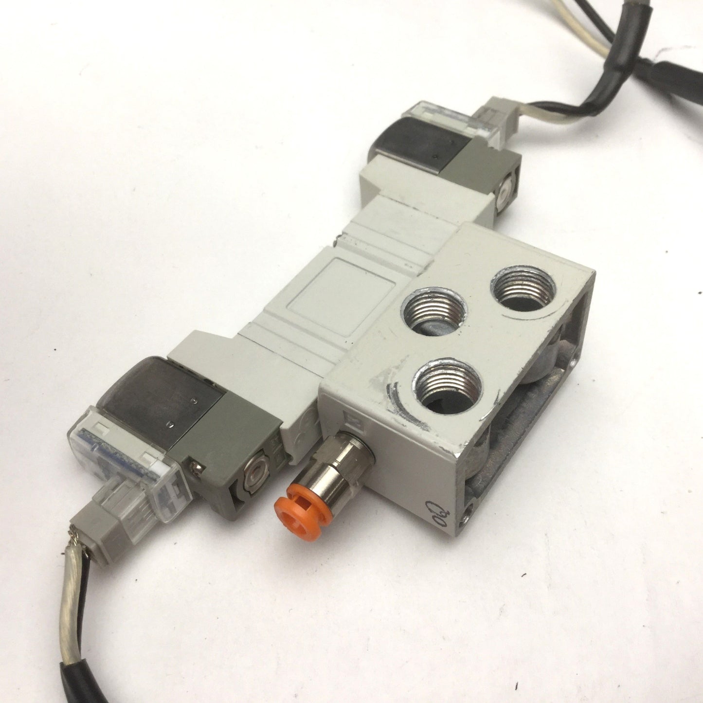 Used SMC SY3340R-5LNZ Double Solenoid Valve, Supply Max: 0.7MPa, Pil: 0.25-0.7MPa